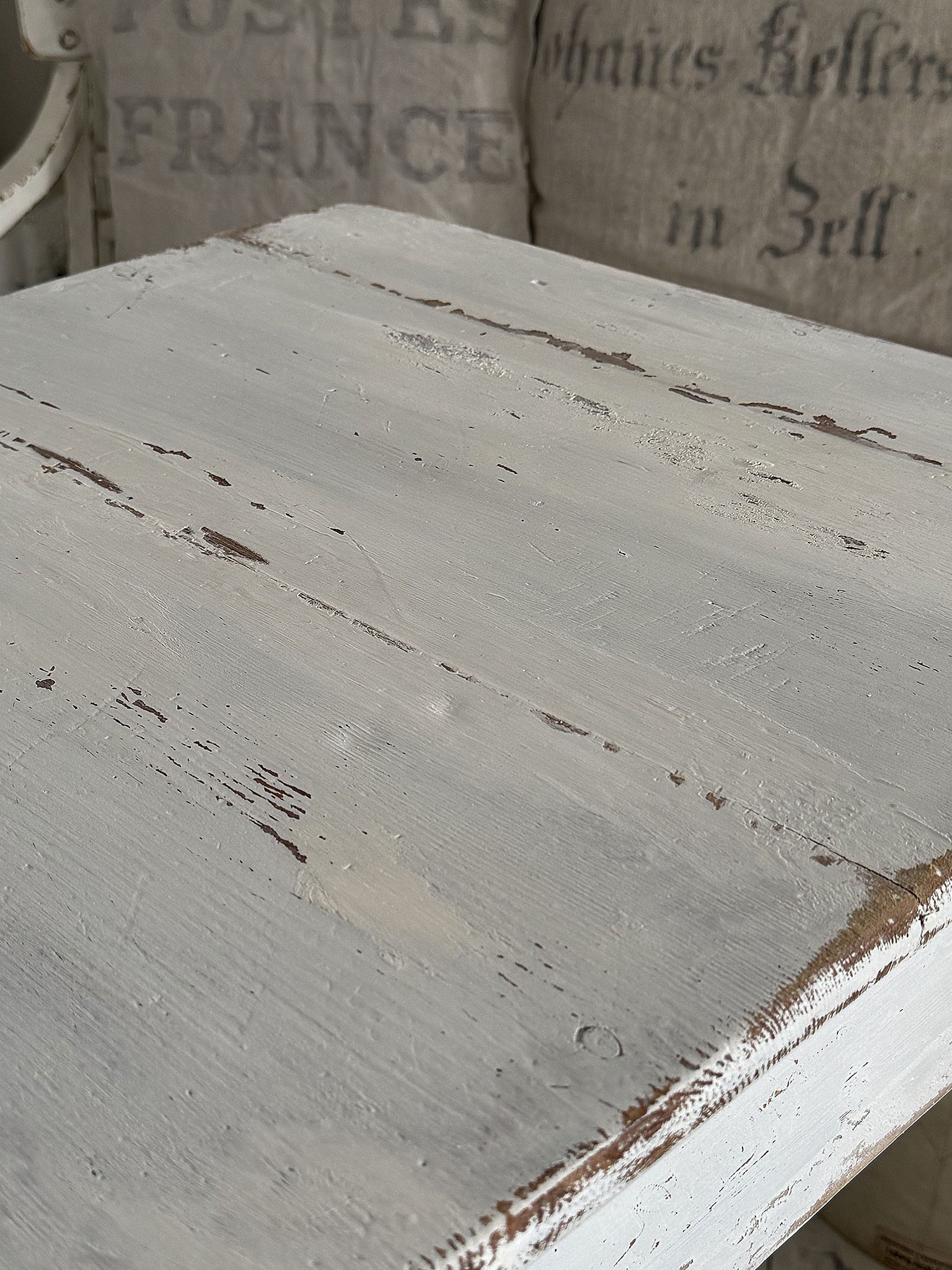 Alter Arbeitstisch / Hochtisch aus Vollholz im weißen Shabbykleid***