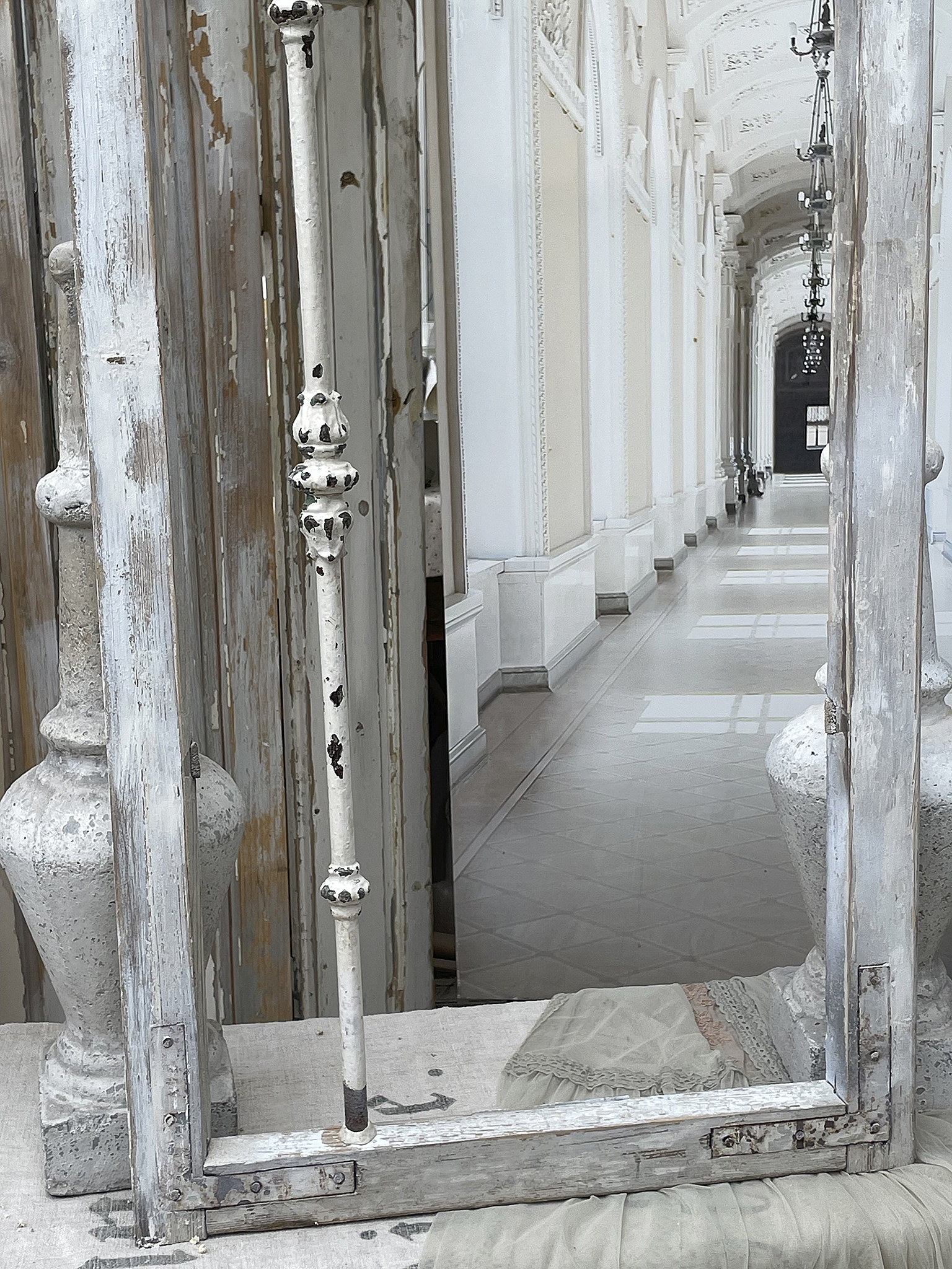 Antiker Spiegelrahmen mit eleganten Details Detailaufnahme eines antiken Spiegelrahmens mit verwittertem Holz und eleganten Verzierungen.