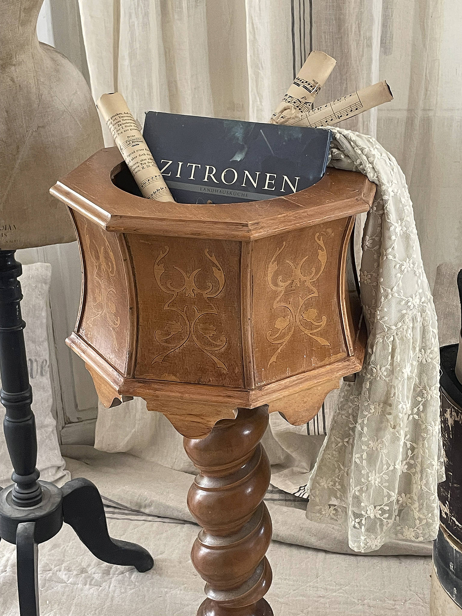Dekorativer Holzteller mit Zitronenkochbuch und Schriftrollen Holzteller mit einem Buch über Zitronen und mehreren Schriftrollen, dekorativ aufgestellt