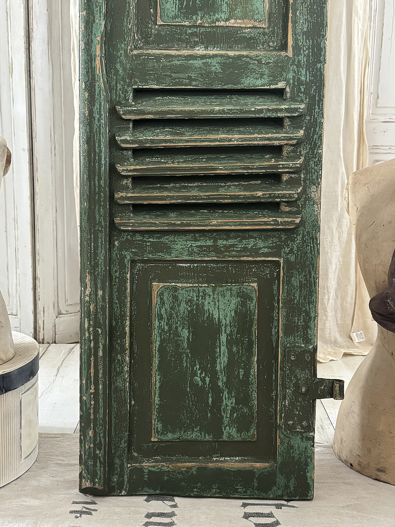 Antiker Fensterladen mit Originalpatina | Grün-Türkis | Vintage Shabby Chic | Messingbuchstaben E & S***