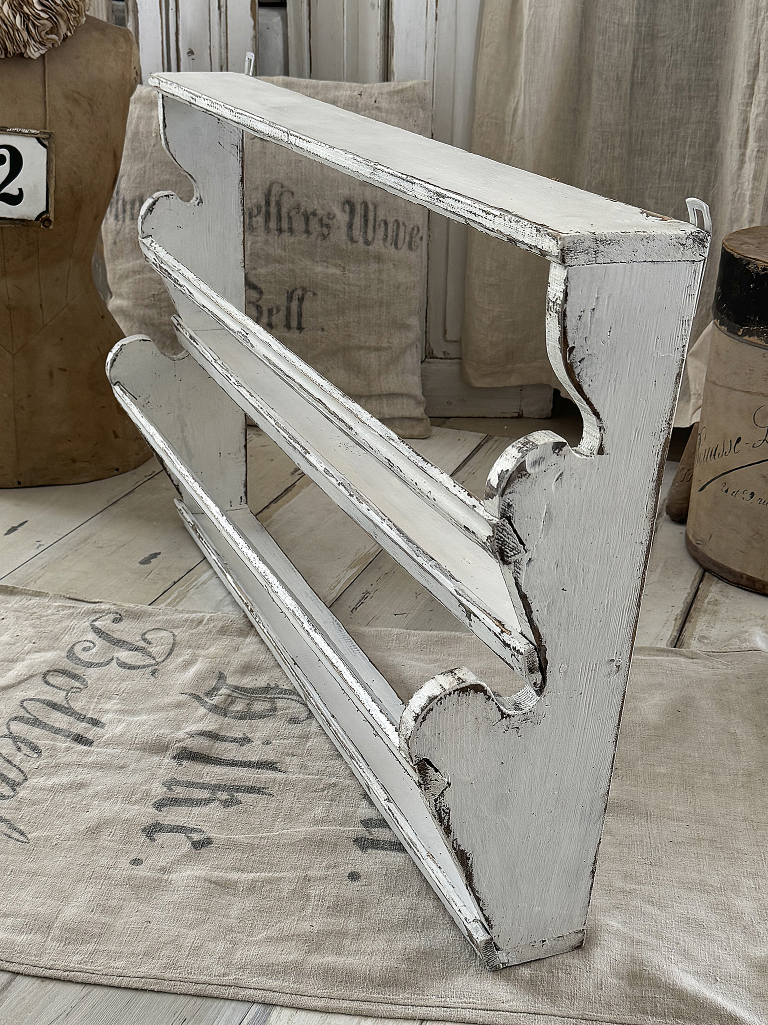 Altes Tellerregal aus Vollholz – authentische Patina mit zeitlosem Charme“***