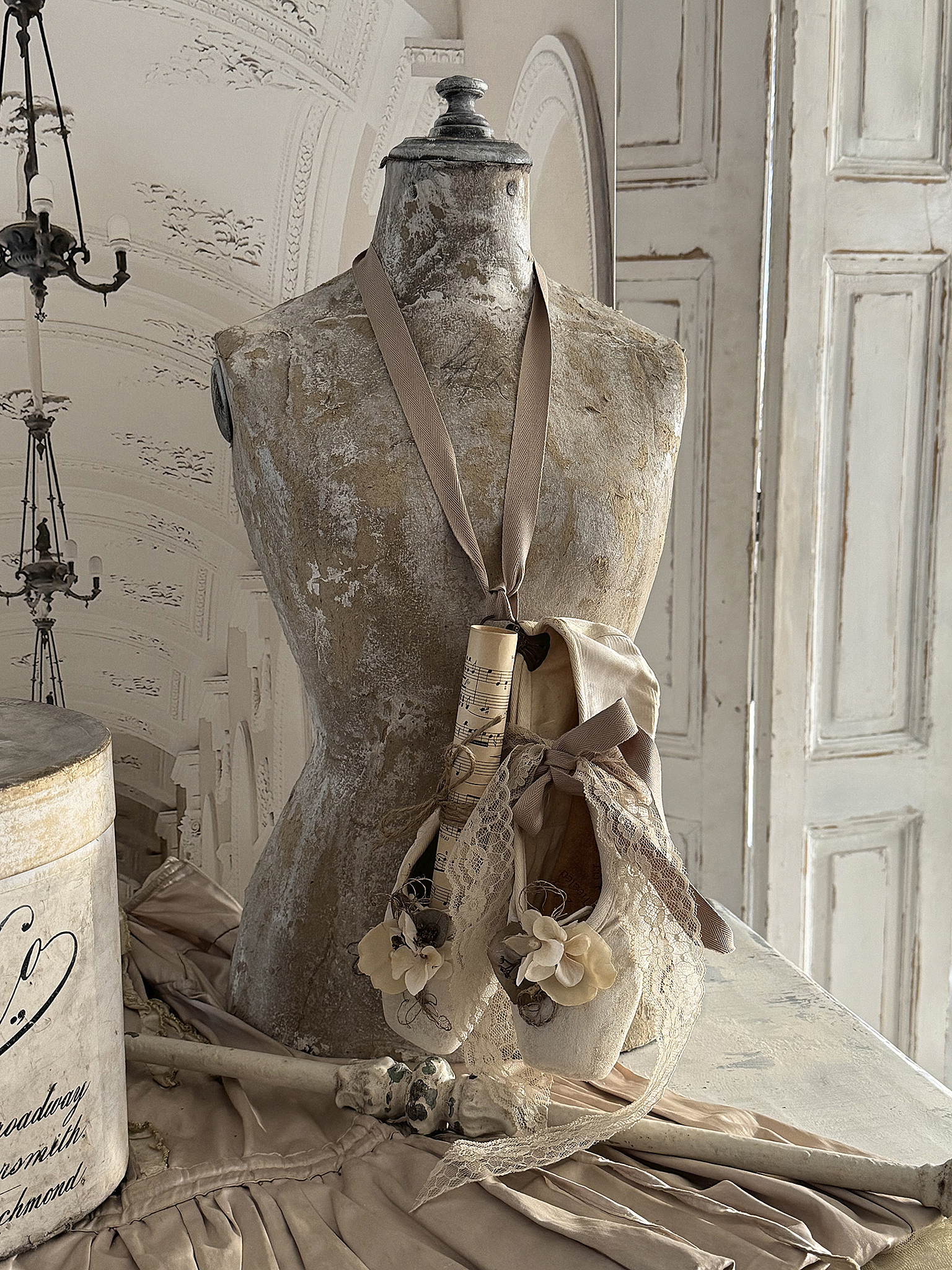 Alte Spitzenschuhe aus Leinen mit Notenblatt***