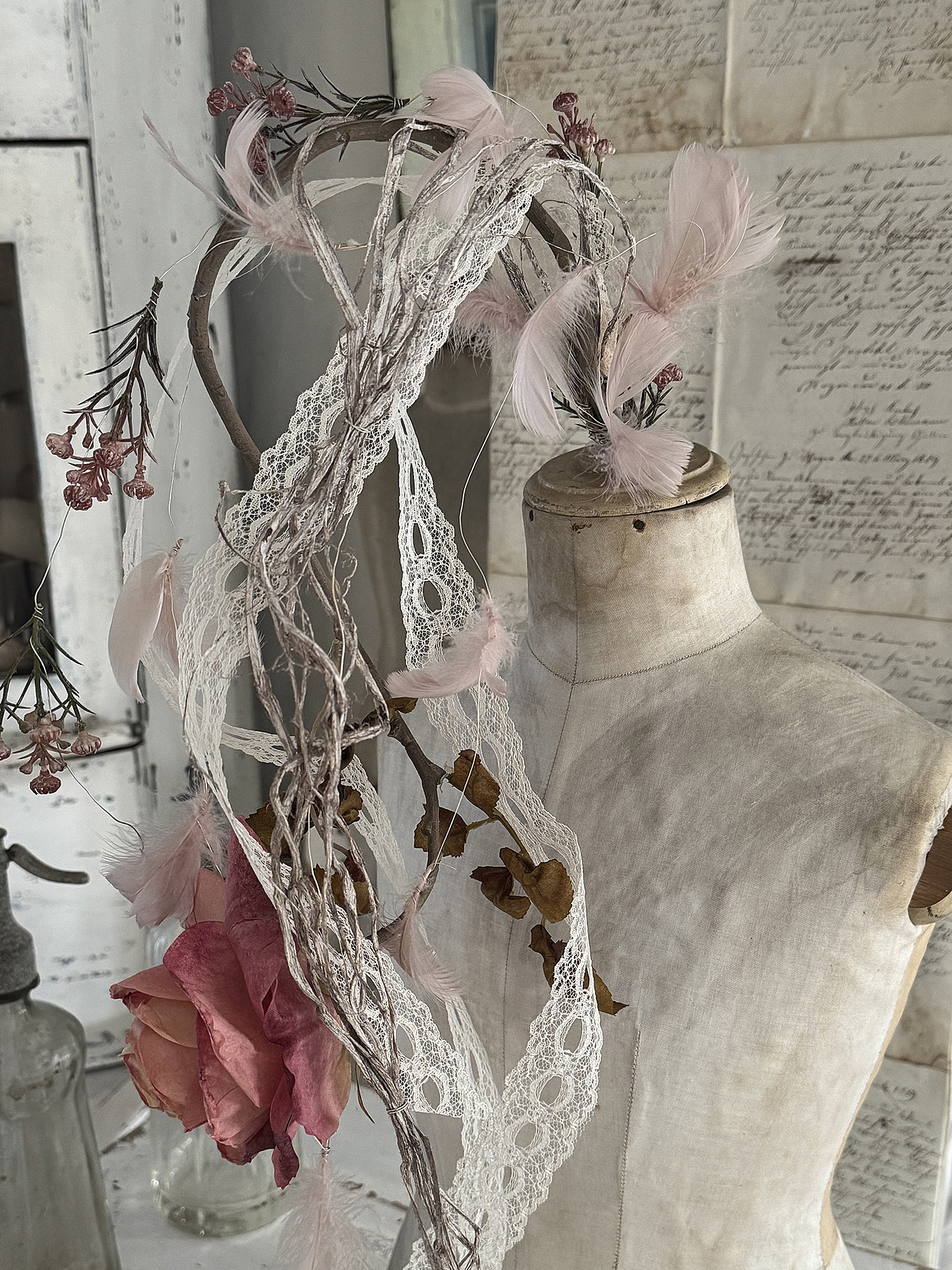 Hohe Glasvase mit romantischer Rosendeko im Shabbykleid***