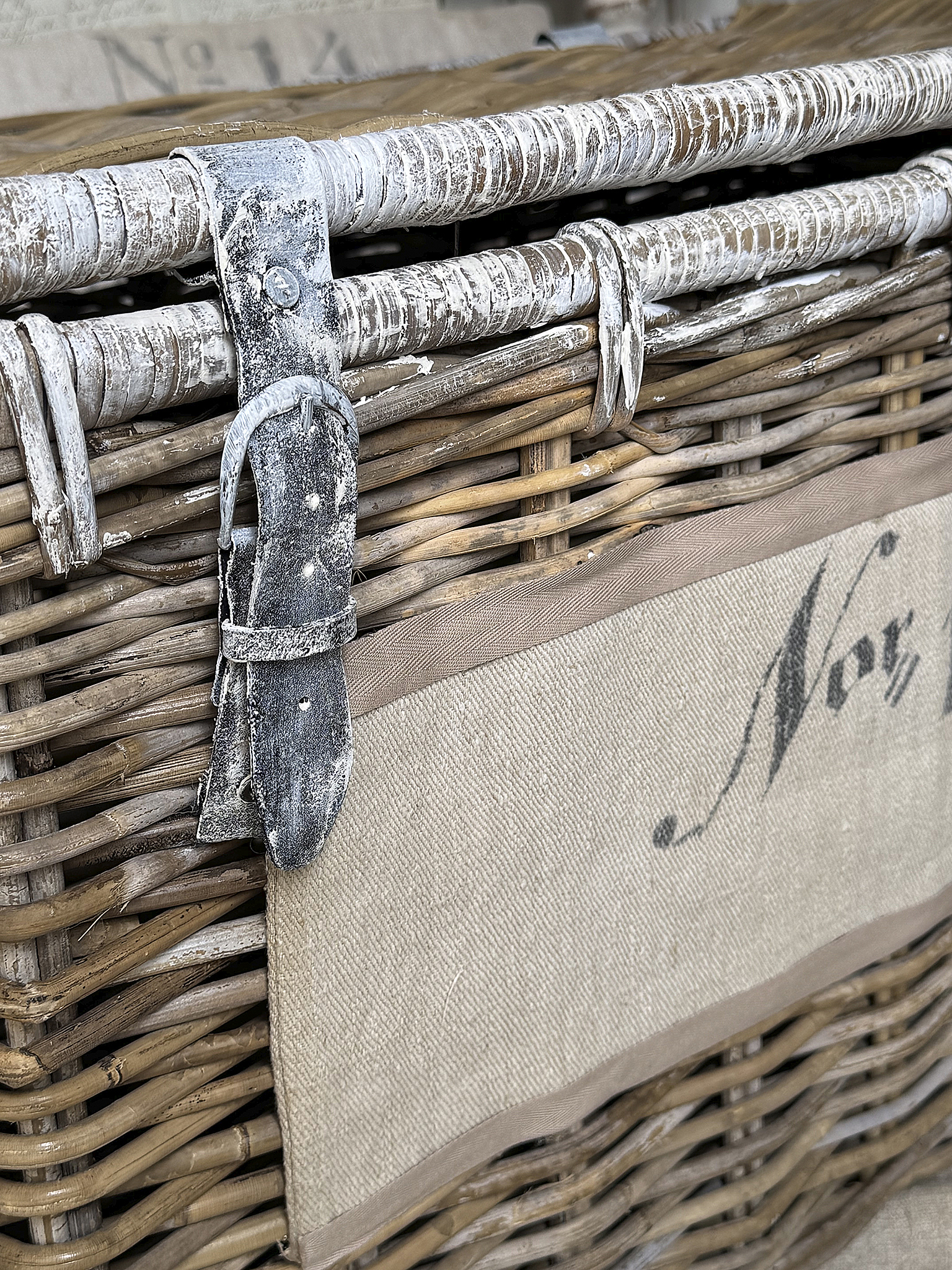 Alter Weinkorb mit Klappdeckel – Shabby-Chic-Korb mit Mehlsack-Schild***