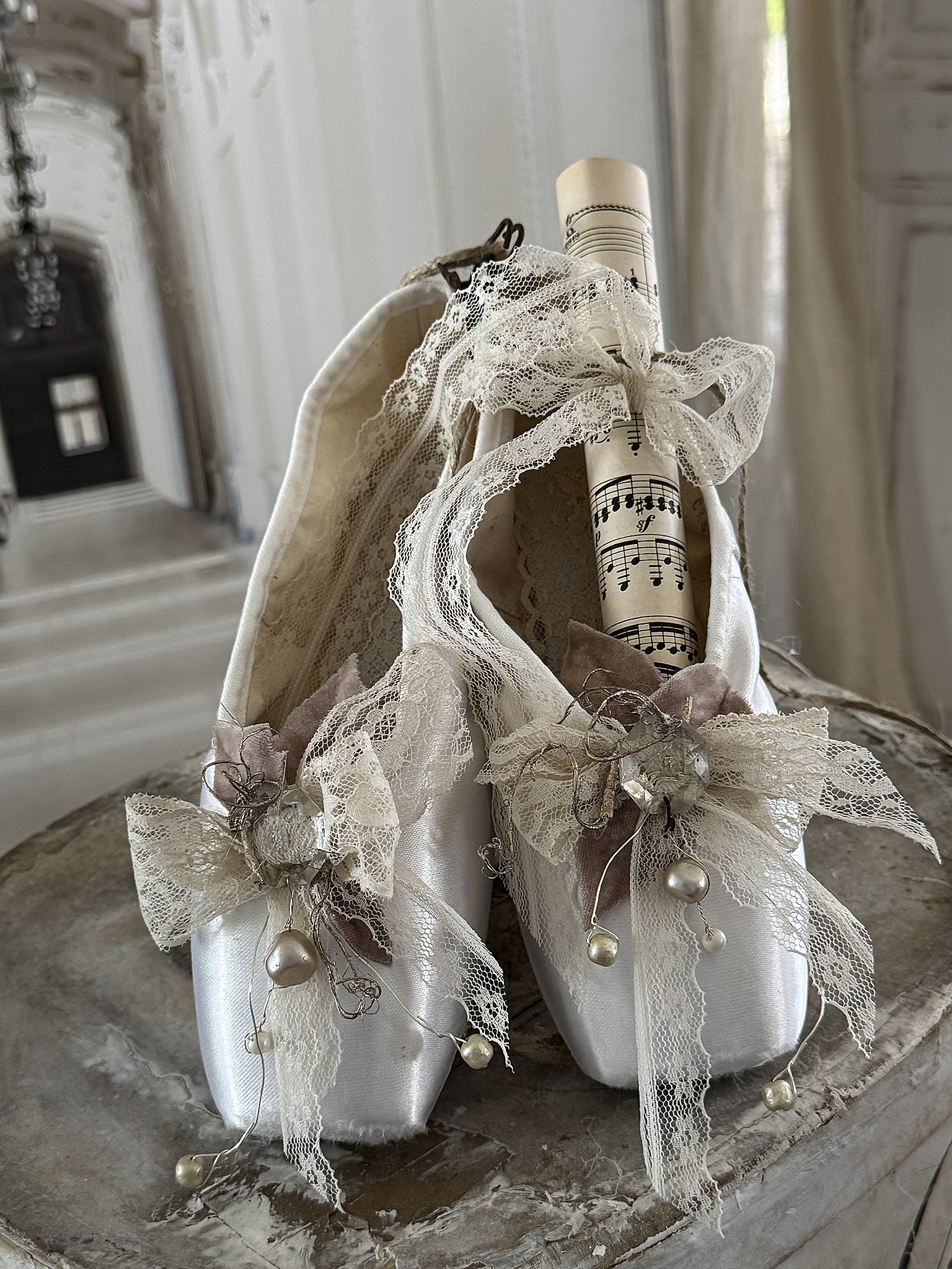 Weiße Spitzen-Ballettschuhe mit Notenblatt-Perlenglanz***