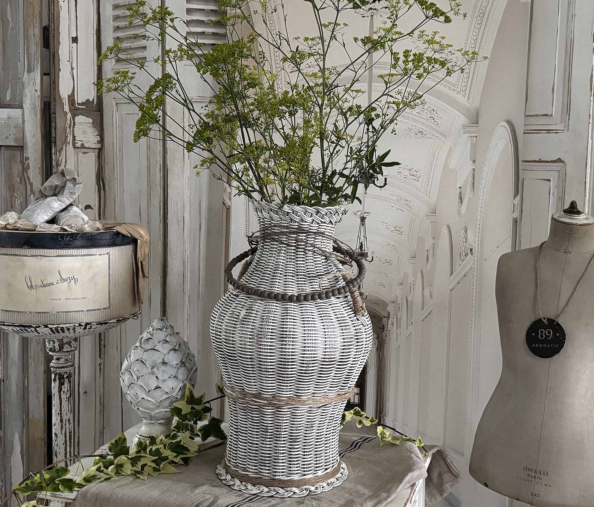 Alte Bodenvase aus Weidengeflecht – mit viel Charakter und Patina