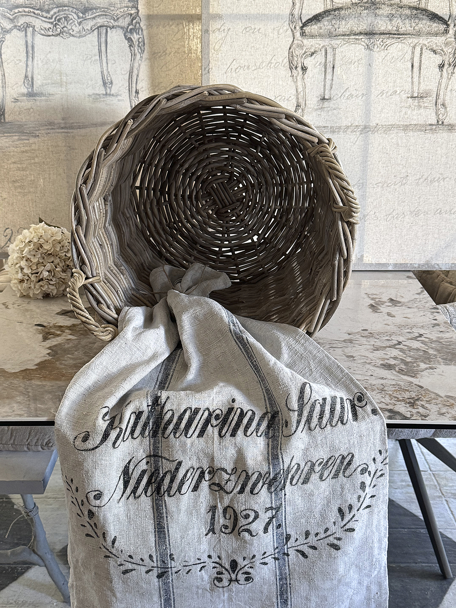 Großer runder Naturweidenkorb mit altem Leinensack-XL***
