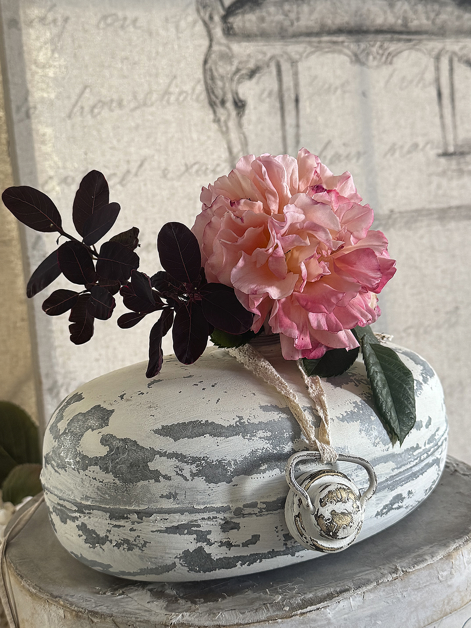 Antike Zinkwärmflasche mit romantischer Shabby-Deko***