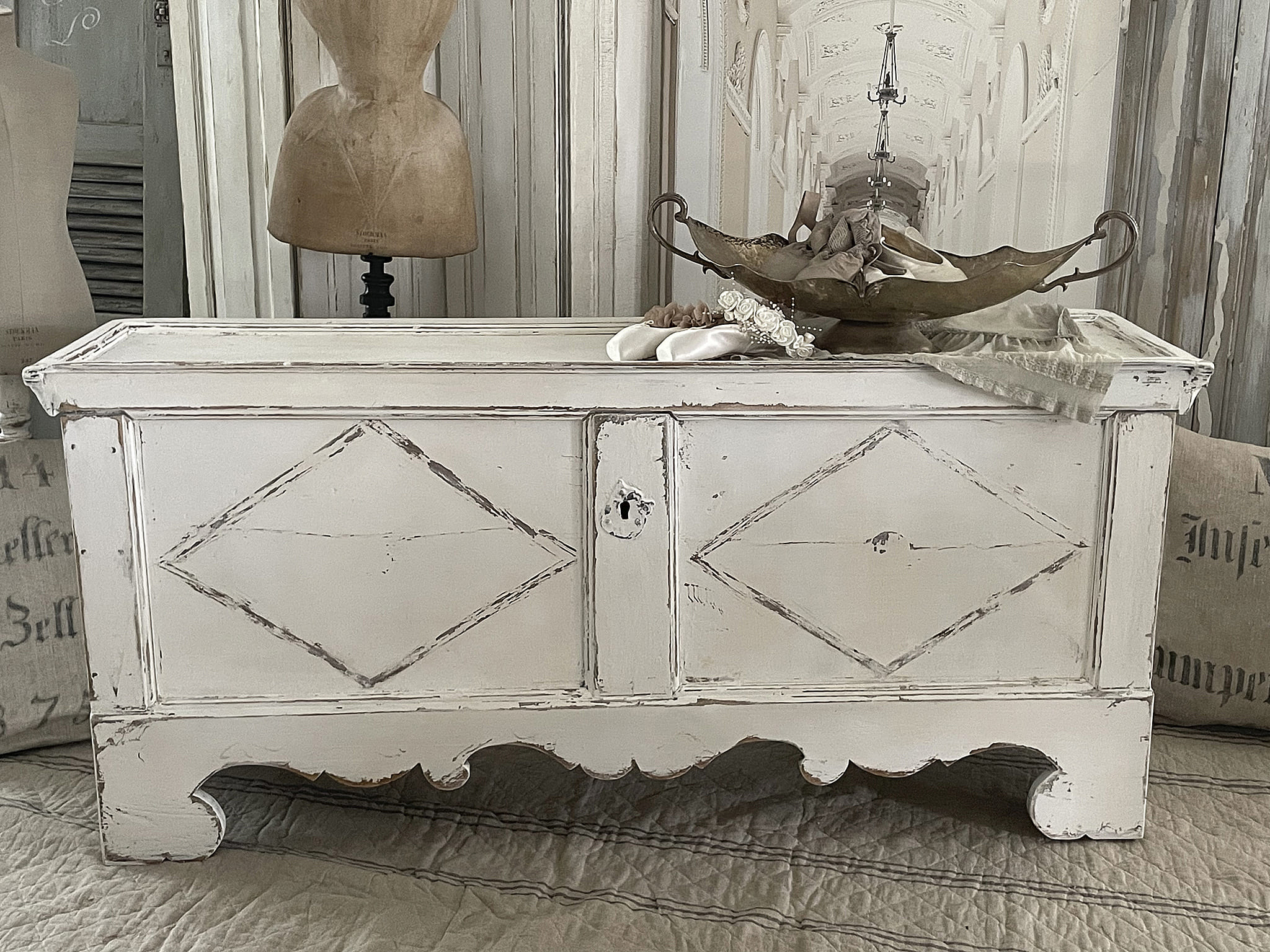Vintage Holztruhe im Shabby-Chic-Stil Antike Truhe aus Holz mit dekorativen Elementen im Shabby-Chic-Design