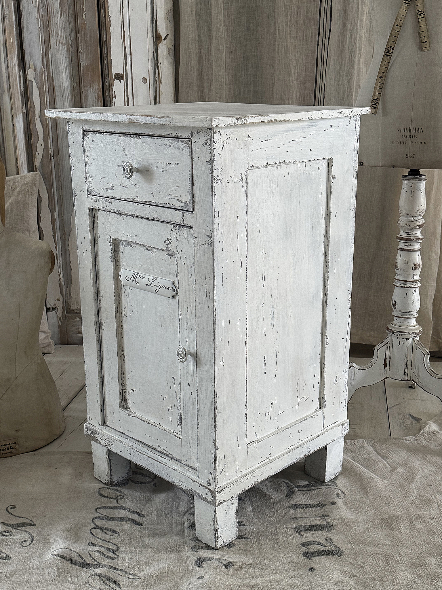 Altes Shabby-Schränkchen „Madame Ligness“***