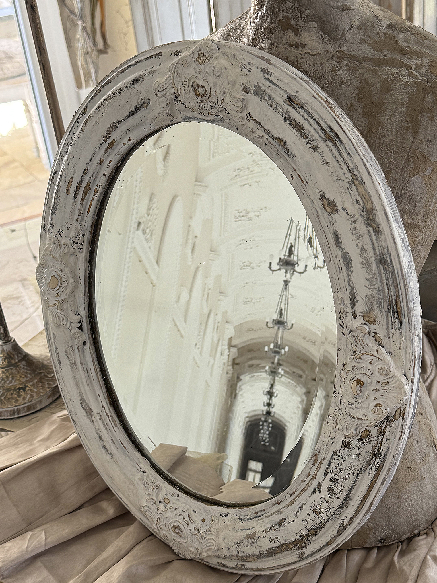 Romantischer alter Wandspiegel im Shabby-Chic***