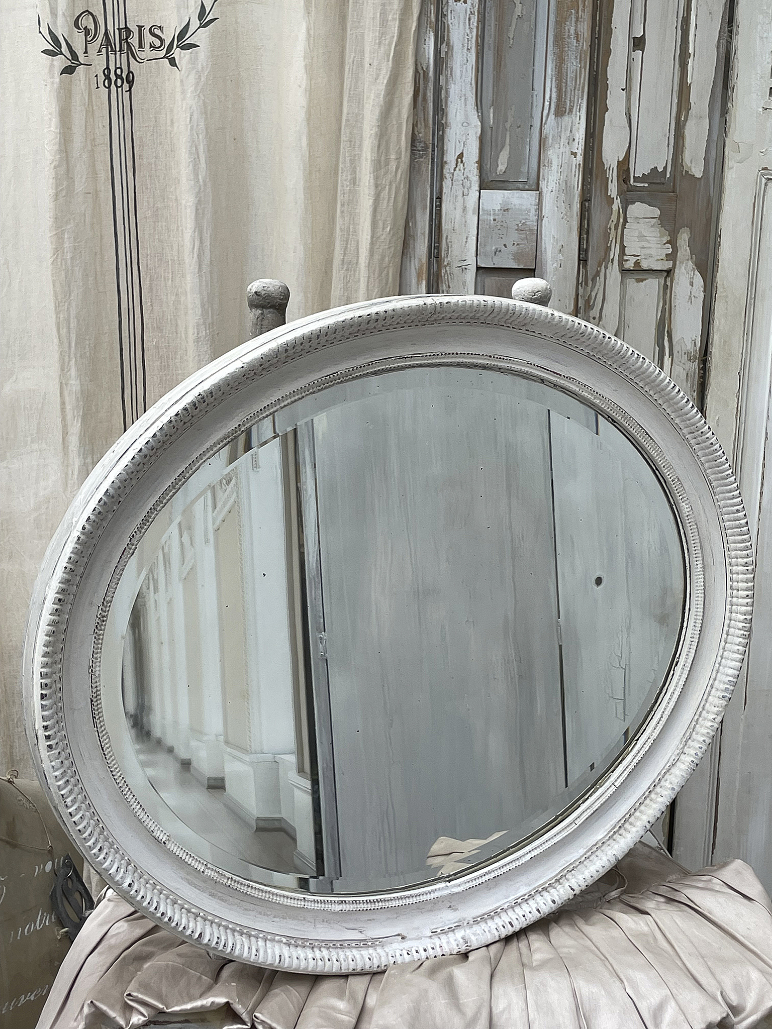 Antiker ovaler Spiegel im alten Lack***