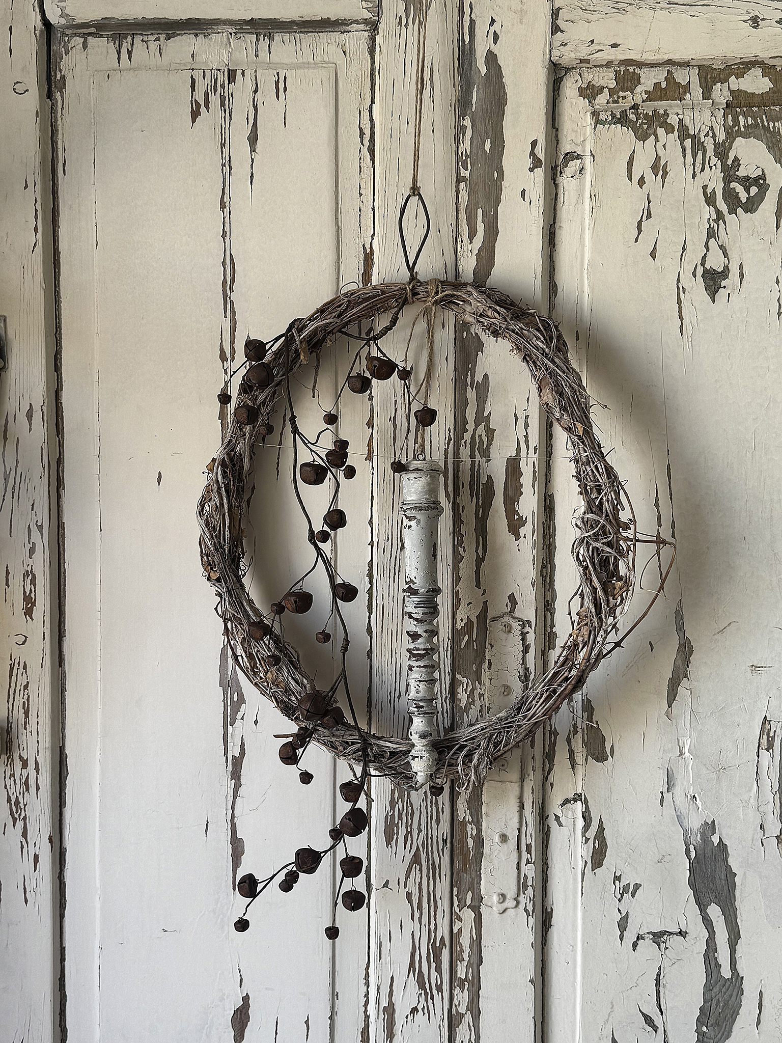 Zauberhafter ovaler Schellenkranz mit antikem Holzstab und sanften Elfenklängen – Romantischer Shabby Chic mit nostalgischem Charme***