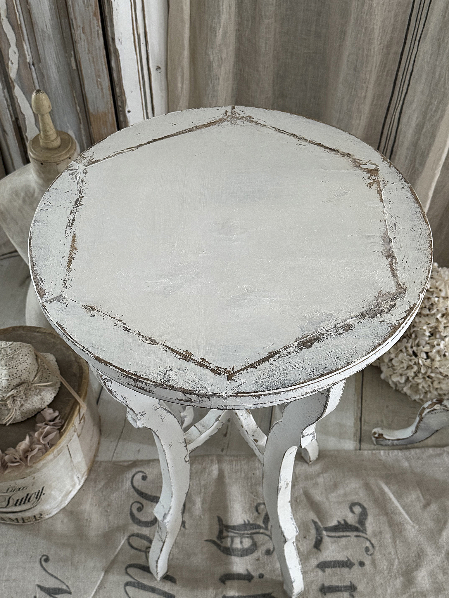 Antiker runder Beistelltisch – Shabby-pur***