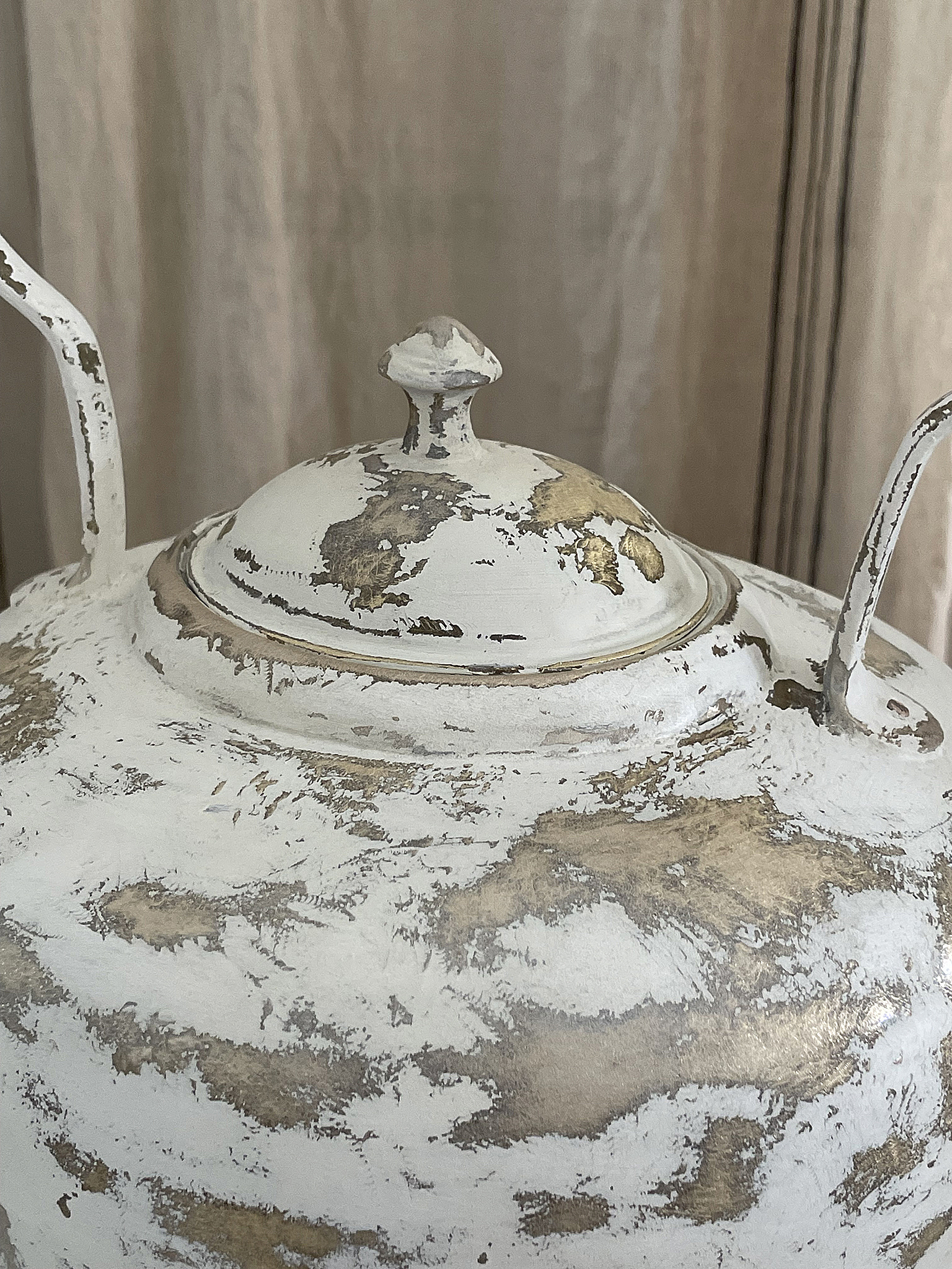 Antike Teekanne mit Patina und goldenen Akzenten Detailansicht einer antiken Teekanne mit abgenutzter Oberfläche und eleganten goldenen Verzierungen