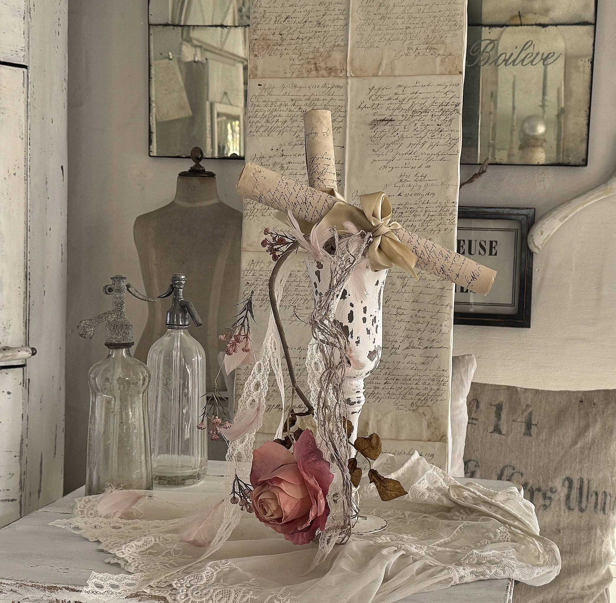 Hohe Glasvase mit romantischer Rosendeko im Shabbykleid***