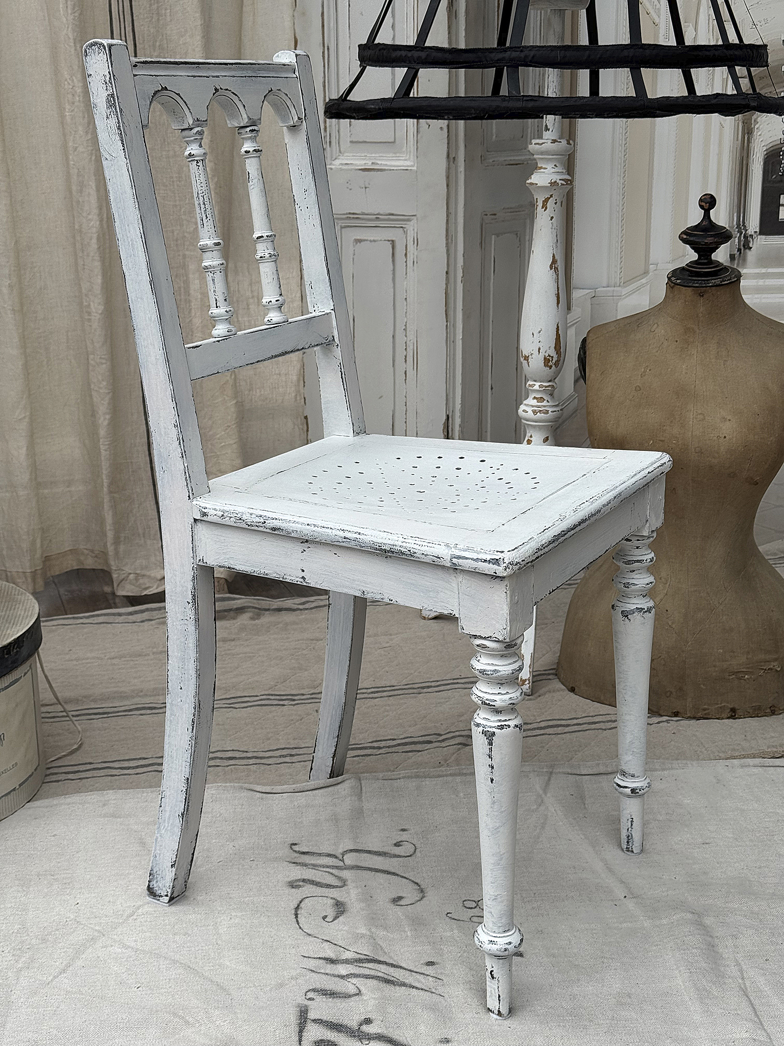 Hübscher vintage weißer Stuhl mit kunstvollen Details Schöner antiker weißer Stuhl in einem stilvollen Innenraum