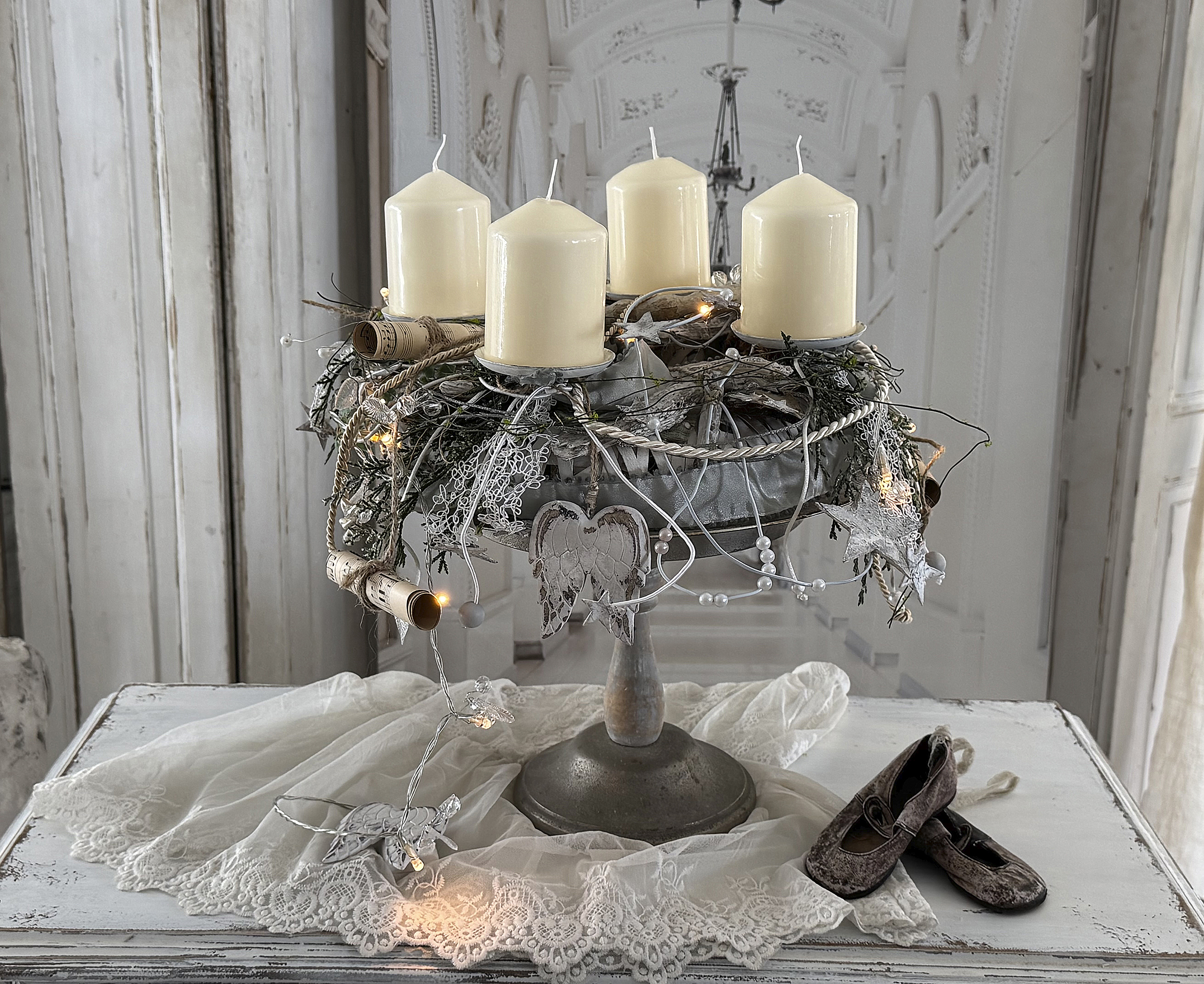 Zauberhafter handgefertigter Adventskranz auf nostalgischer Fußschale – Romantischer Shabby Chic mit Lichterglanz***