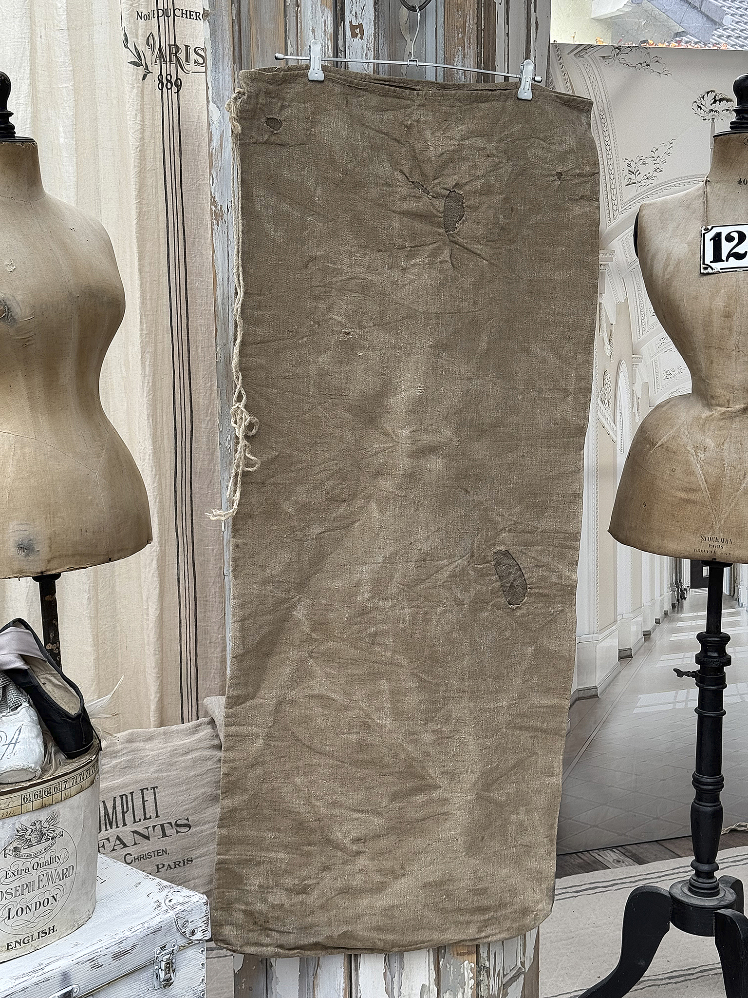 Vintage Leinenstoff in natürlicher Farbe Beiger Leinenstoff mit kleinen Löchern, aufgehängt im Atelier