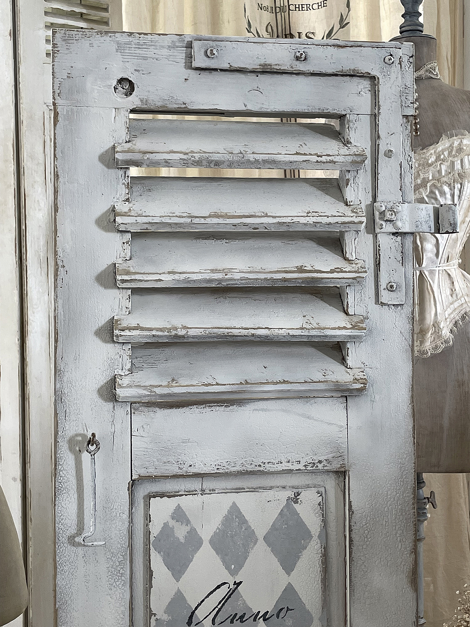 Vintage Fensterläden zu verkaufen in shabby chic Stil Detailaufnahme eines vintage Fensterladens im shabby chic Stil mit dekorativem Geometrie-Muster