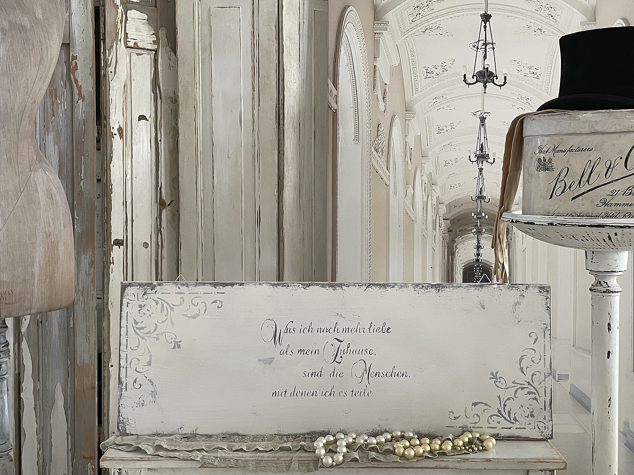 Wanddekoration mit poetischem Text über die Liebe zu Hause und zu den Menschen