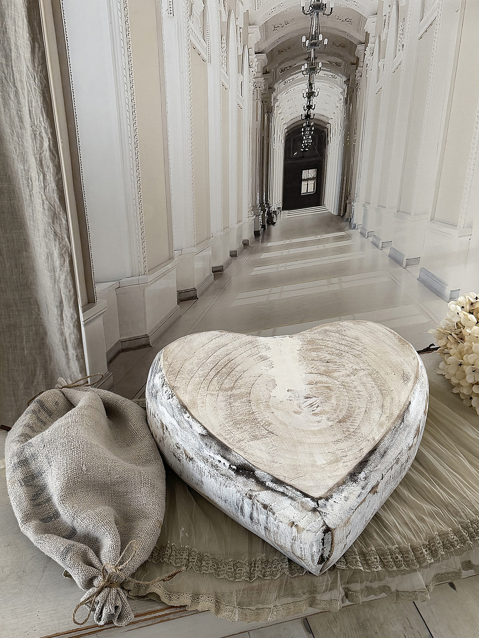 Shabby-Holzherzschale mit Leineneinleger – Romantik in Weiß-Naturtönen*** 