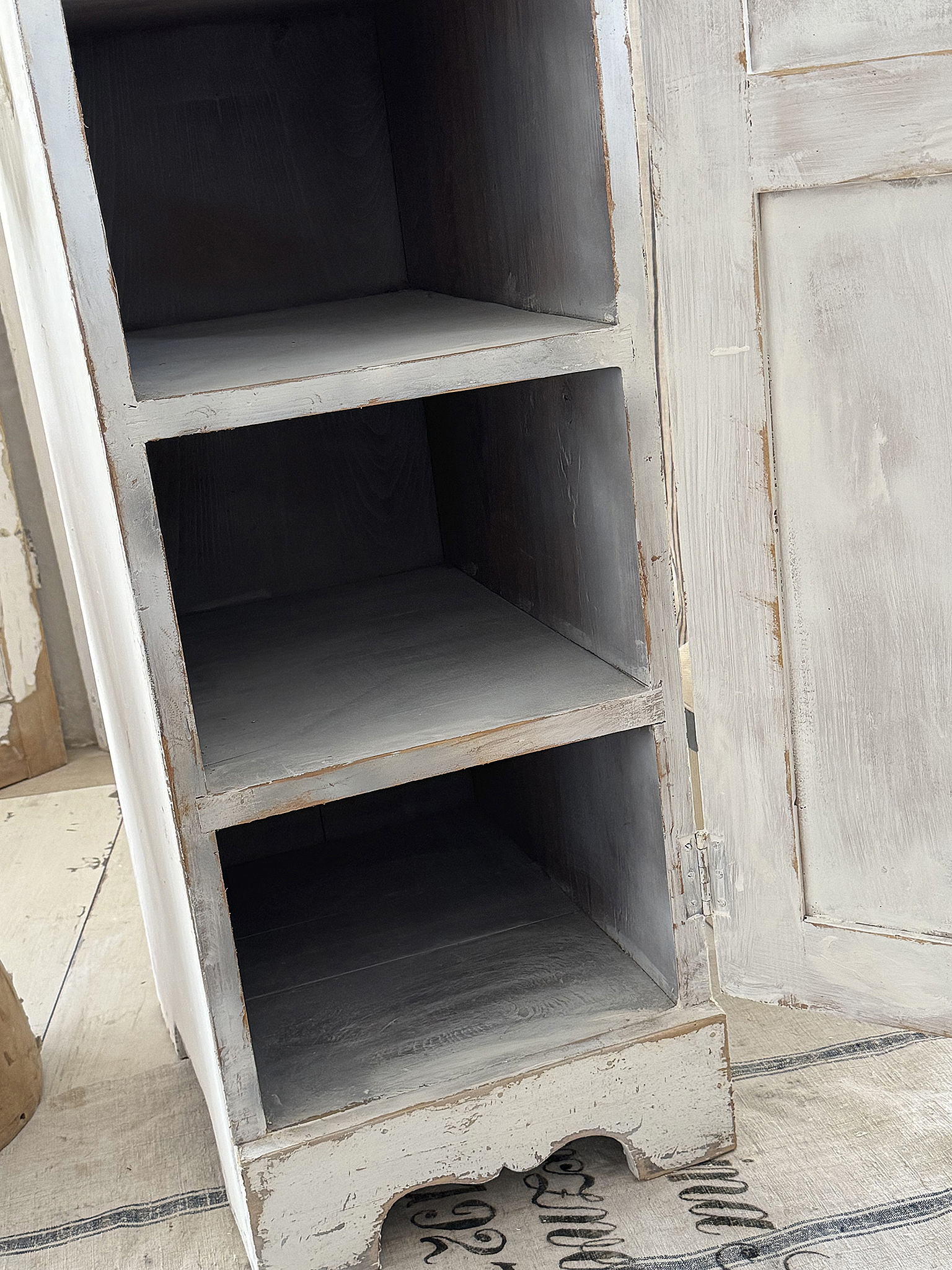 Zauberhafter antiker Hochschrank aus Vollholz – Shabby Chic Vintage-Unikat***