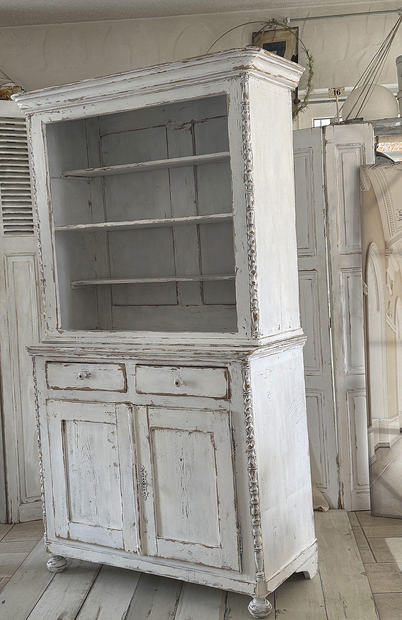 Wunderschöner Antiker Buffet-Schrank im Shabby-Chic***