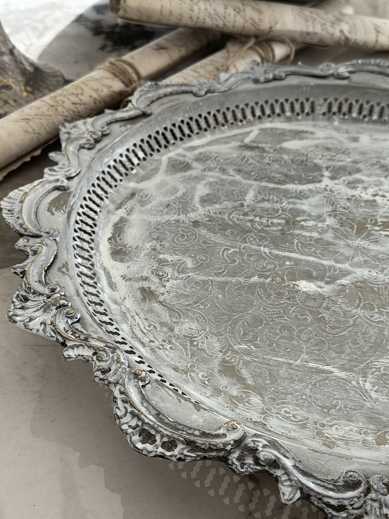 Alte runde Messingschale im Shabby Chic – Vintage Schale mit ziseliertem Rand***
