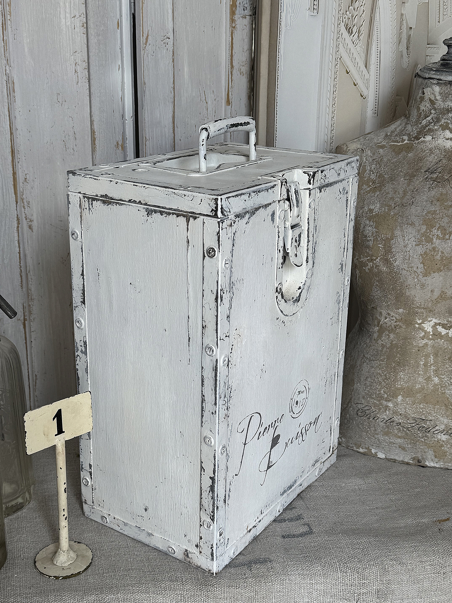 Alte Shabby-Holzkiste mit Metallbeschlägen – Vintage trifft Industriecharme***