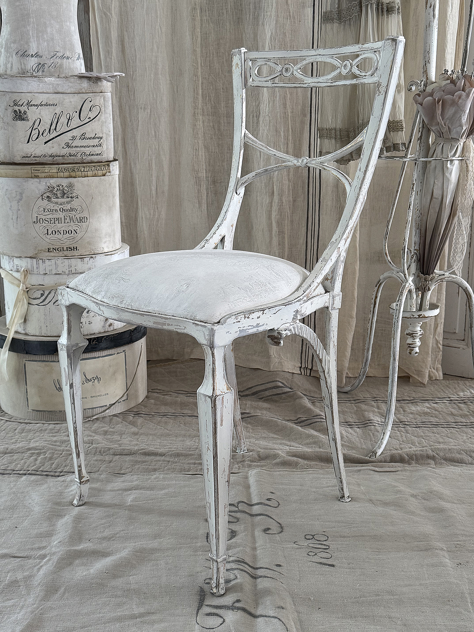 Alter edler Metallstuhl mit Polster***
