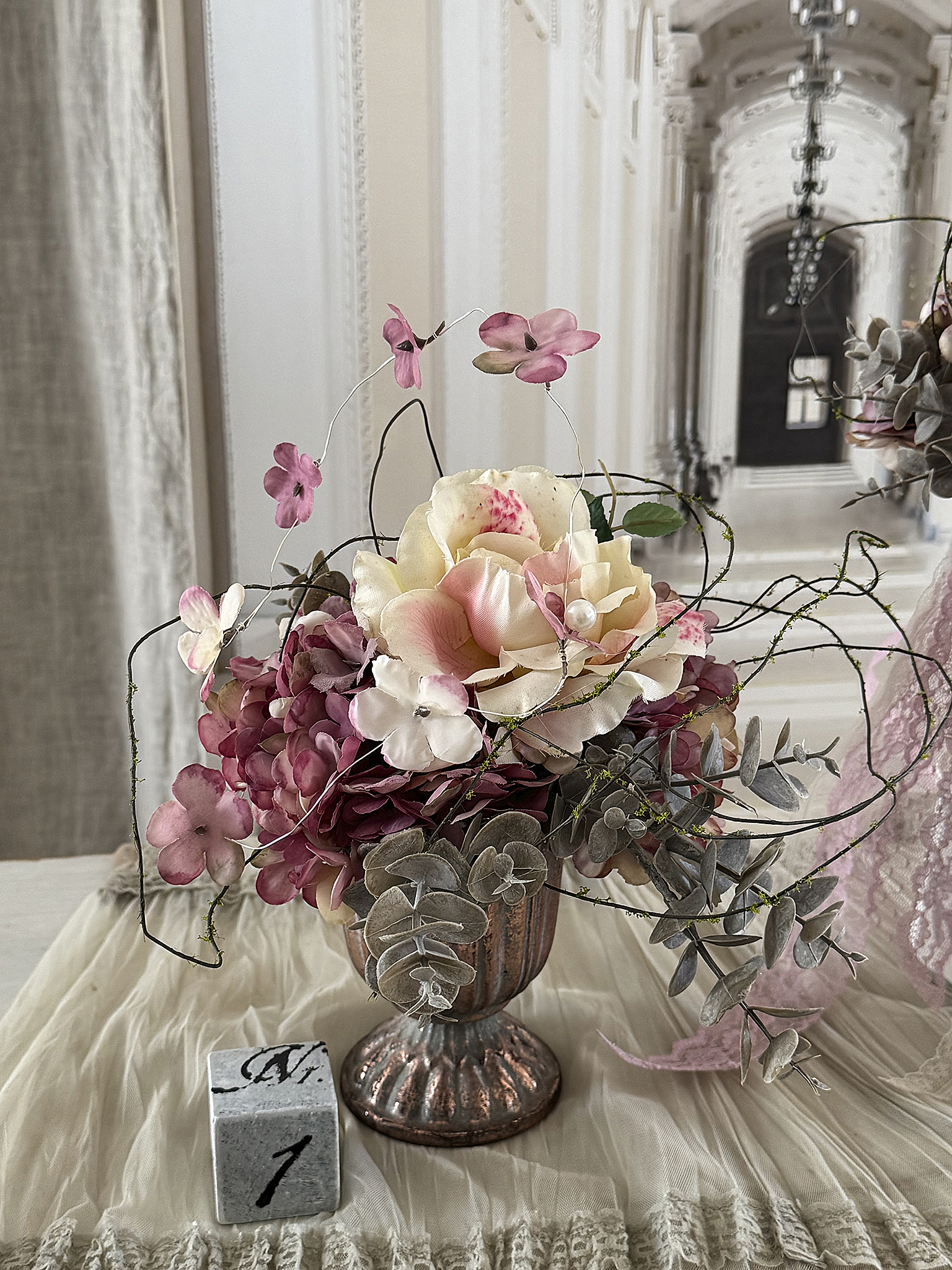 Handgearbeitete Seidensträuße mit Amphore***