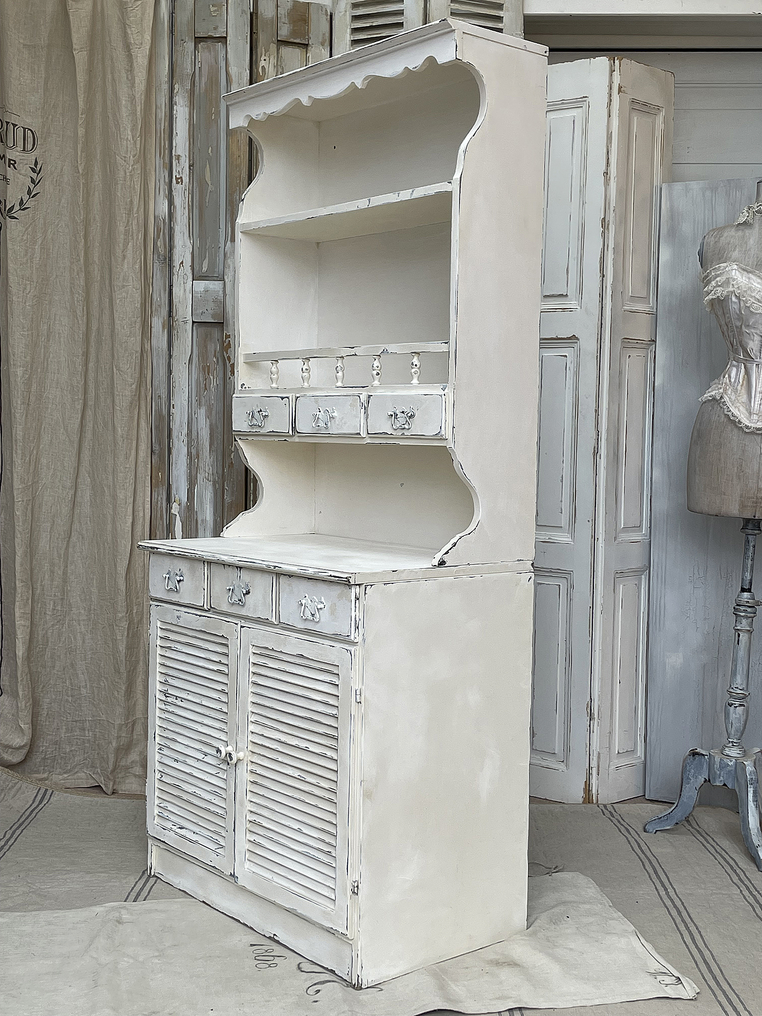 Alter zierlicher Buffet-Shabbyschrank aus Frankreich 1*** Alter zierlicher Buffet-Shabbyschrank aus Frankreich 1***