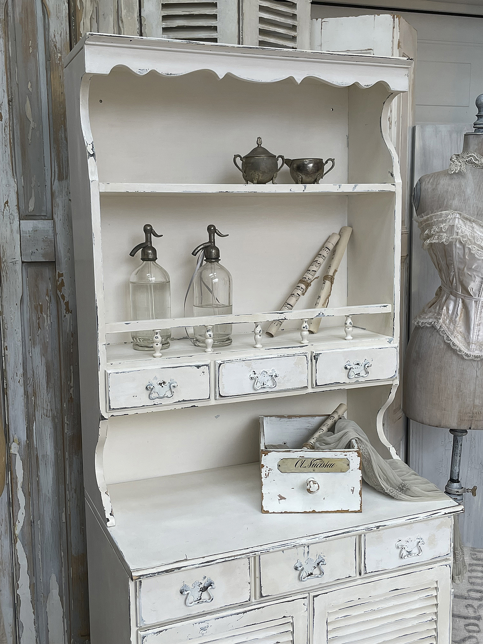 Alter zierlicher Buffet-Shabbyschrank aus Frankreich 1*** Alter zierlicher Buffet-Shabbyschrank aus Frankreich 1***