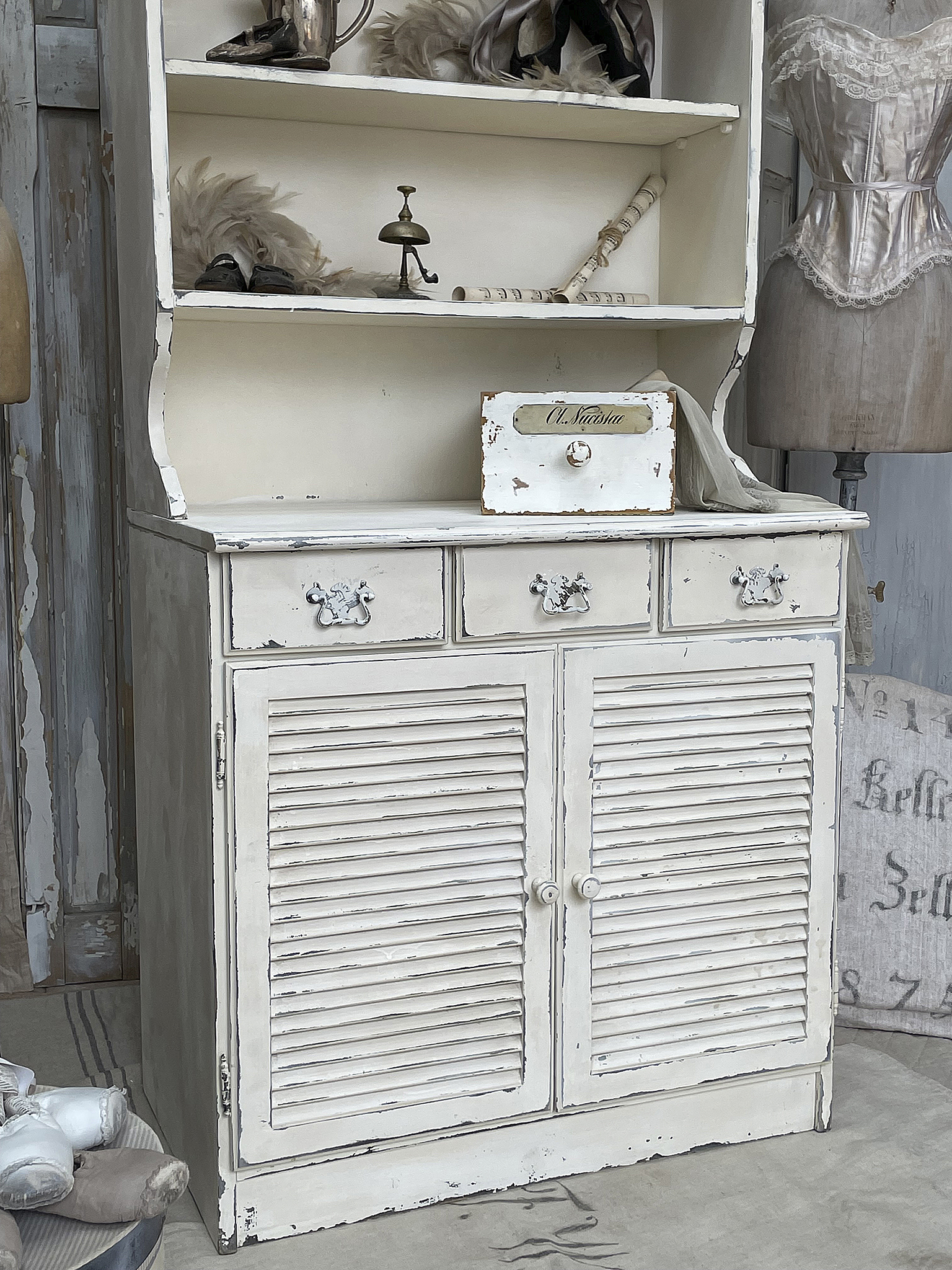 Alter zierlicher Buffet-Shabbyschrank aus Frankreich 2*** Alter zierlicher Buffet-Shabbyschrank aus Frankreich 2***
