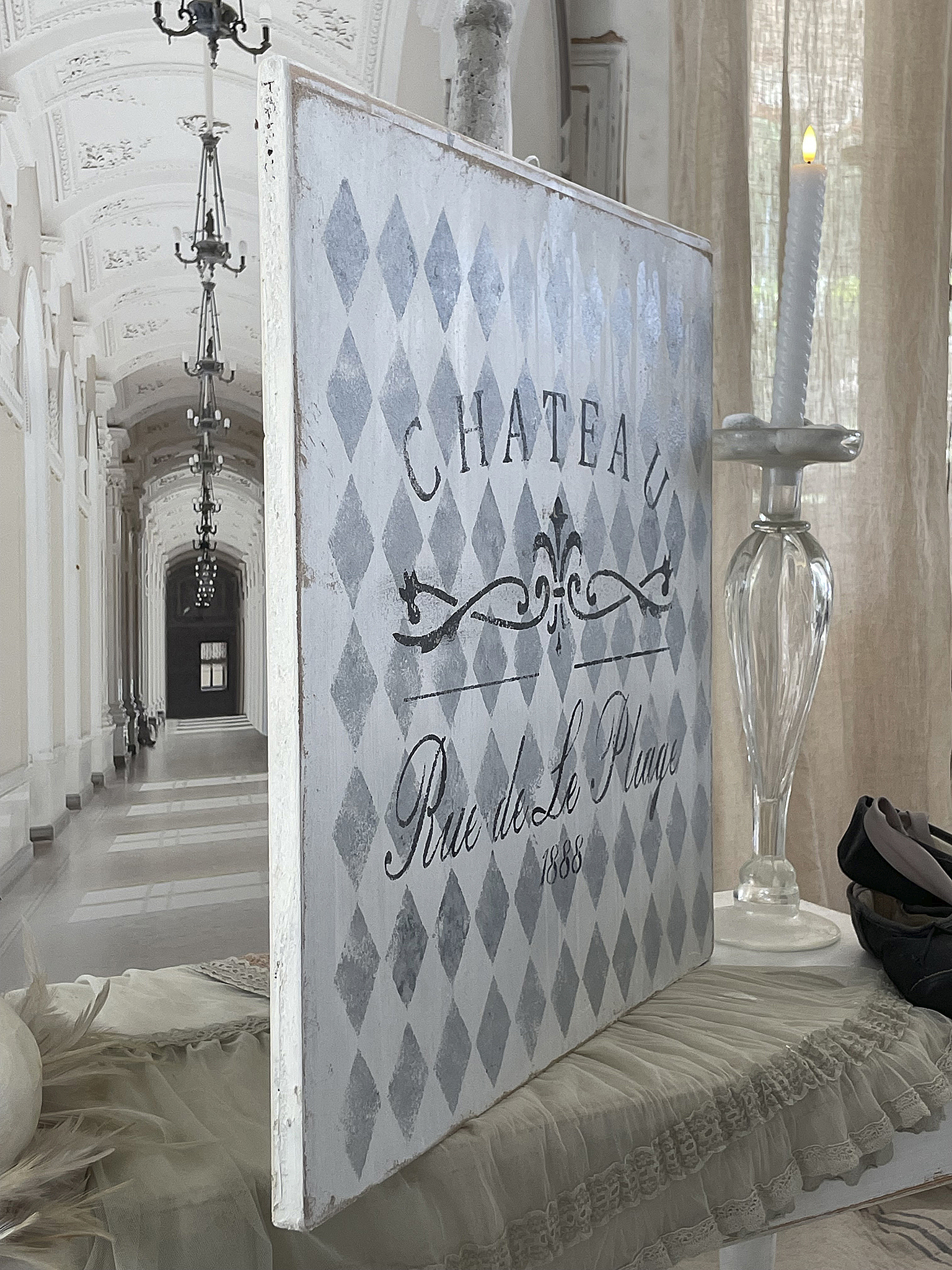 Dekorativer Schild mit dem Schriftzug 'Chateau Rue de Le Plage 1888' Schild mit vintage Design und Schriftzug 'Chateau Rue de Le Plage 1888' in einem eleganten Innenraum