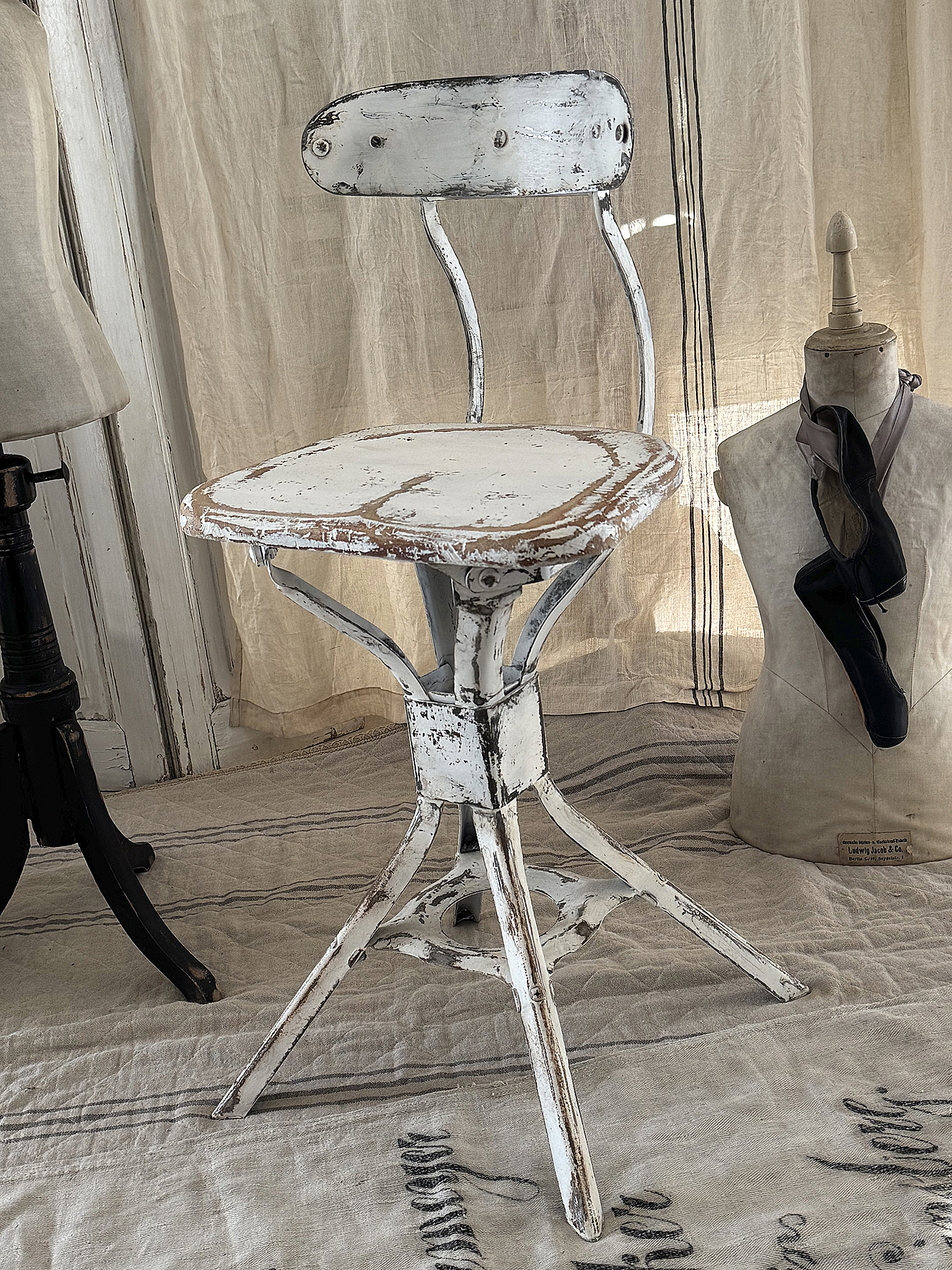 Alter Werkstatt-Loft Stuhl im Shabbykleid***