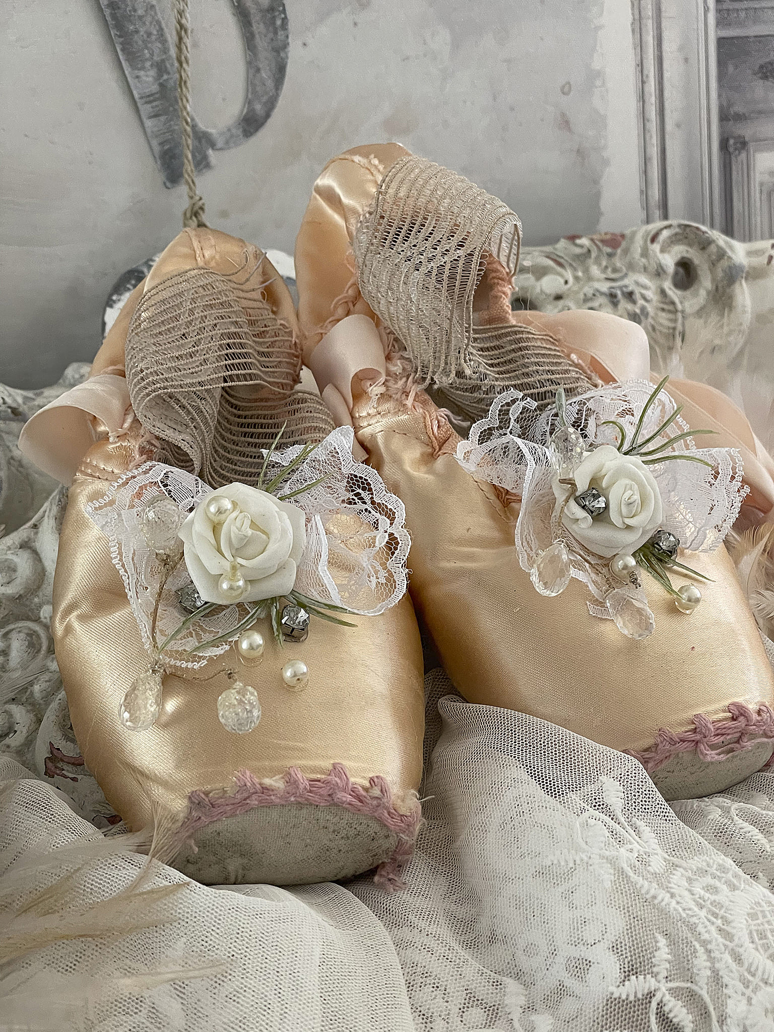 Alte Ballettschuhe Brocante mit Röschen und Spitze