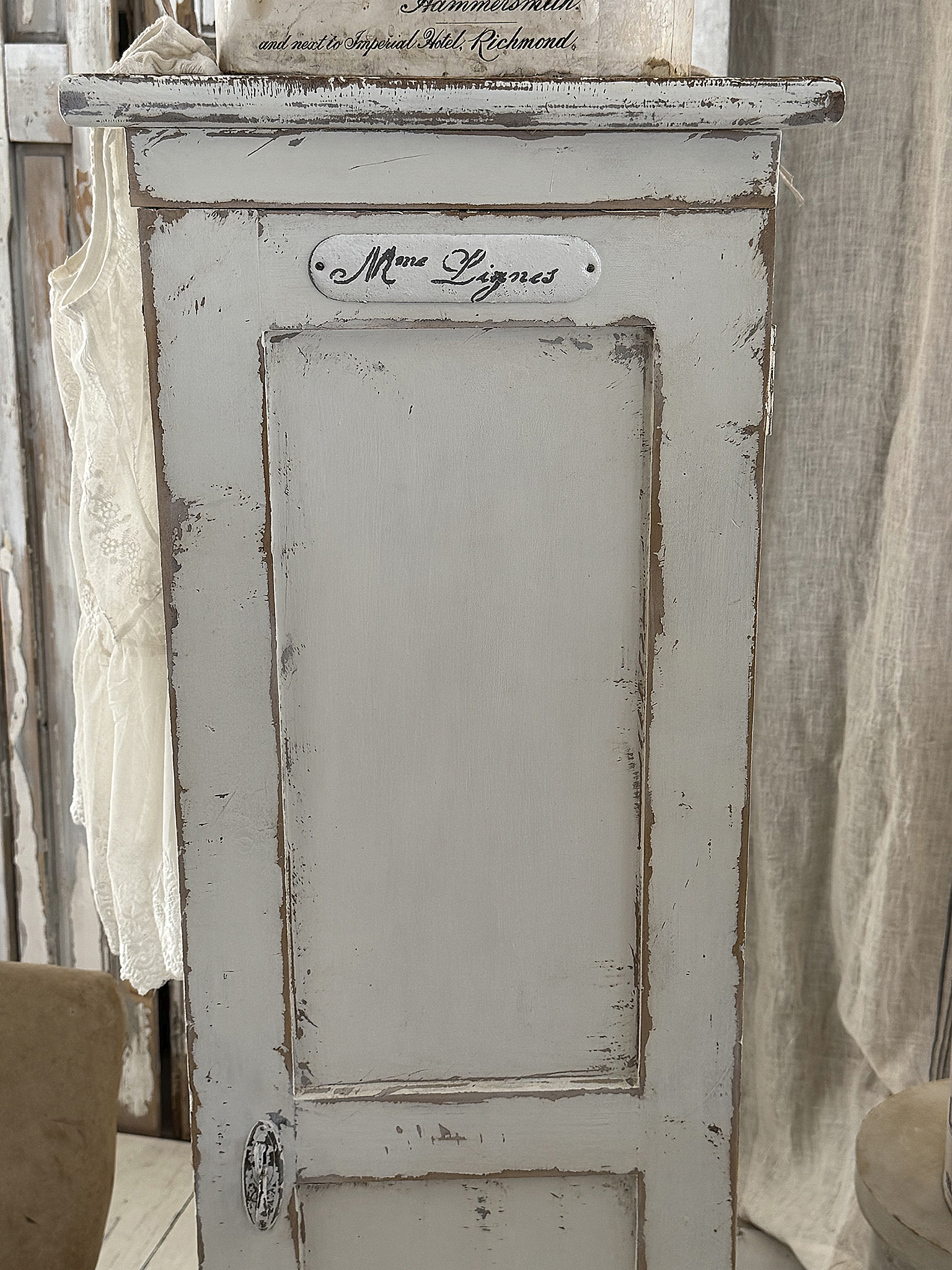 Zauberhafter antiker Hochschrank aus Vollholz – Shabby Chic Vintage-Unikat***