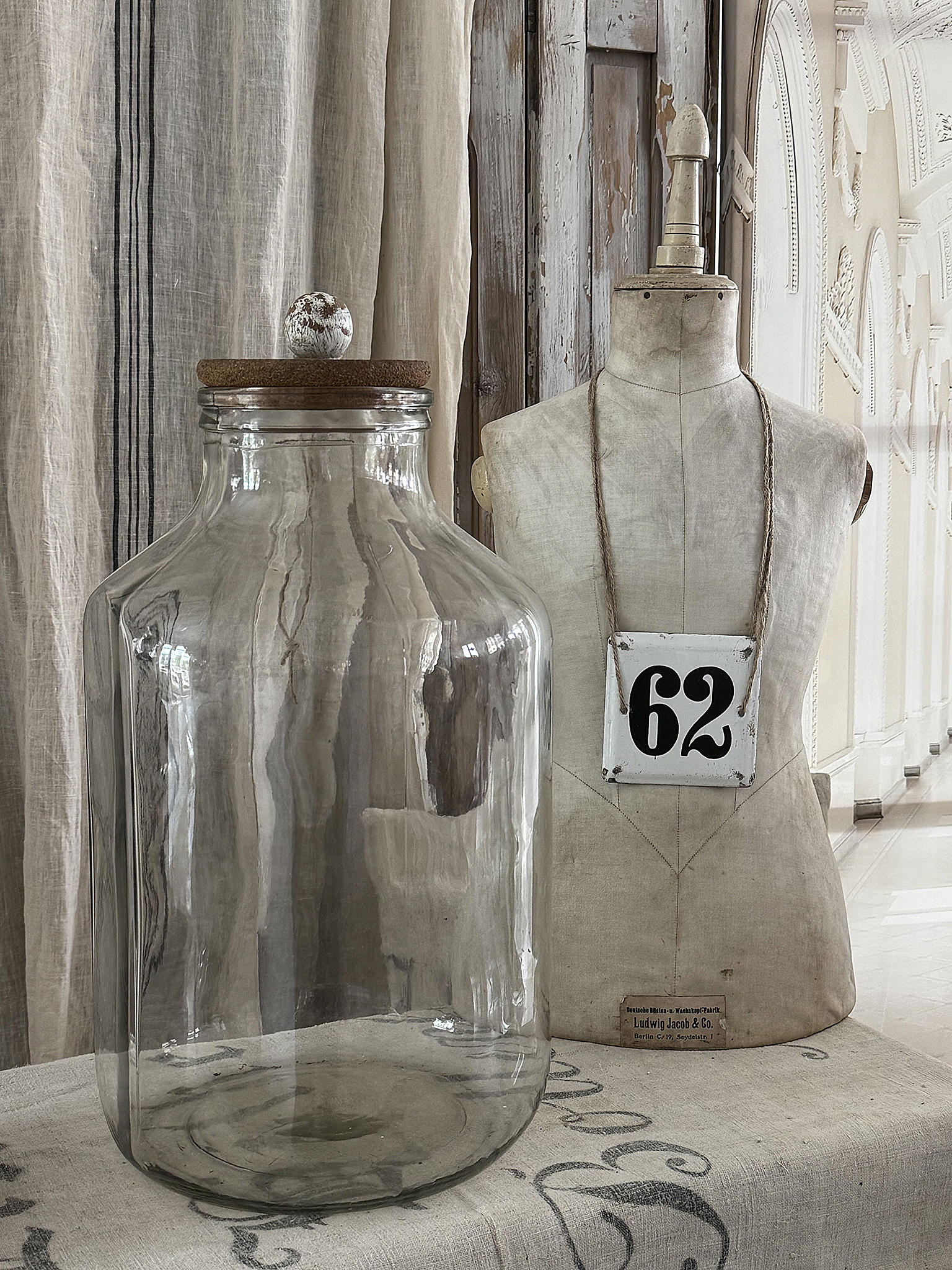 Seltenes XXL-Bonbonglas mit altem Emaille-Schild – ein besonderer Blickfang mit Charakter***