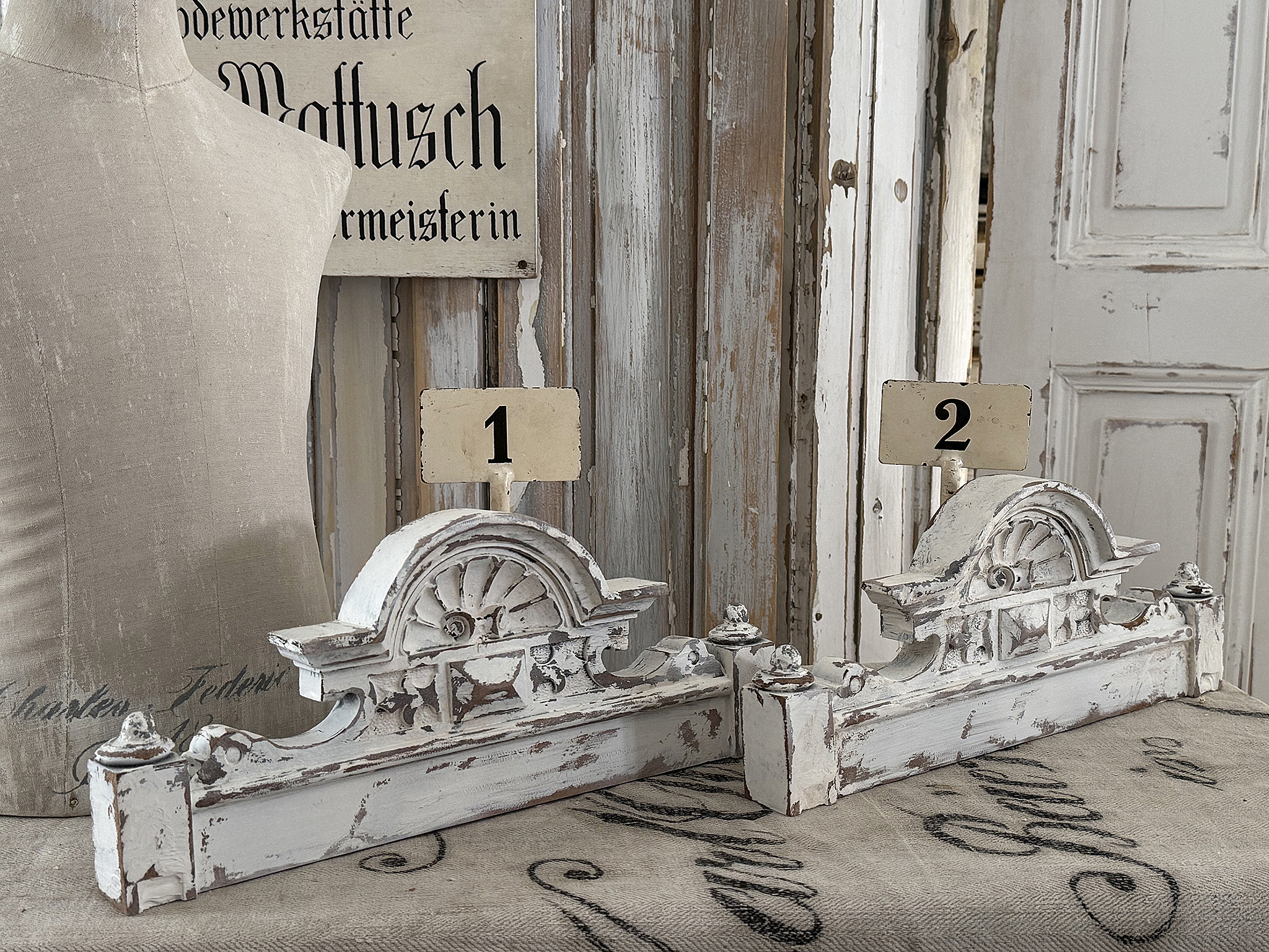 Antike Schrankkronen im alten Lack – kleine Schätze vergangener Handwerkskunst*** Antike Schrankkronen im alten Lack – kleine Schätze vergangener Handwerkskunst***