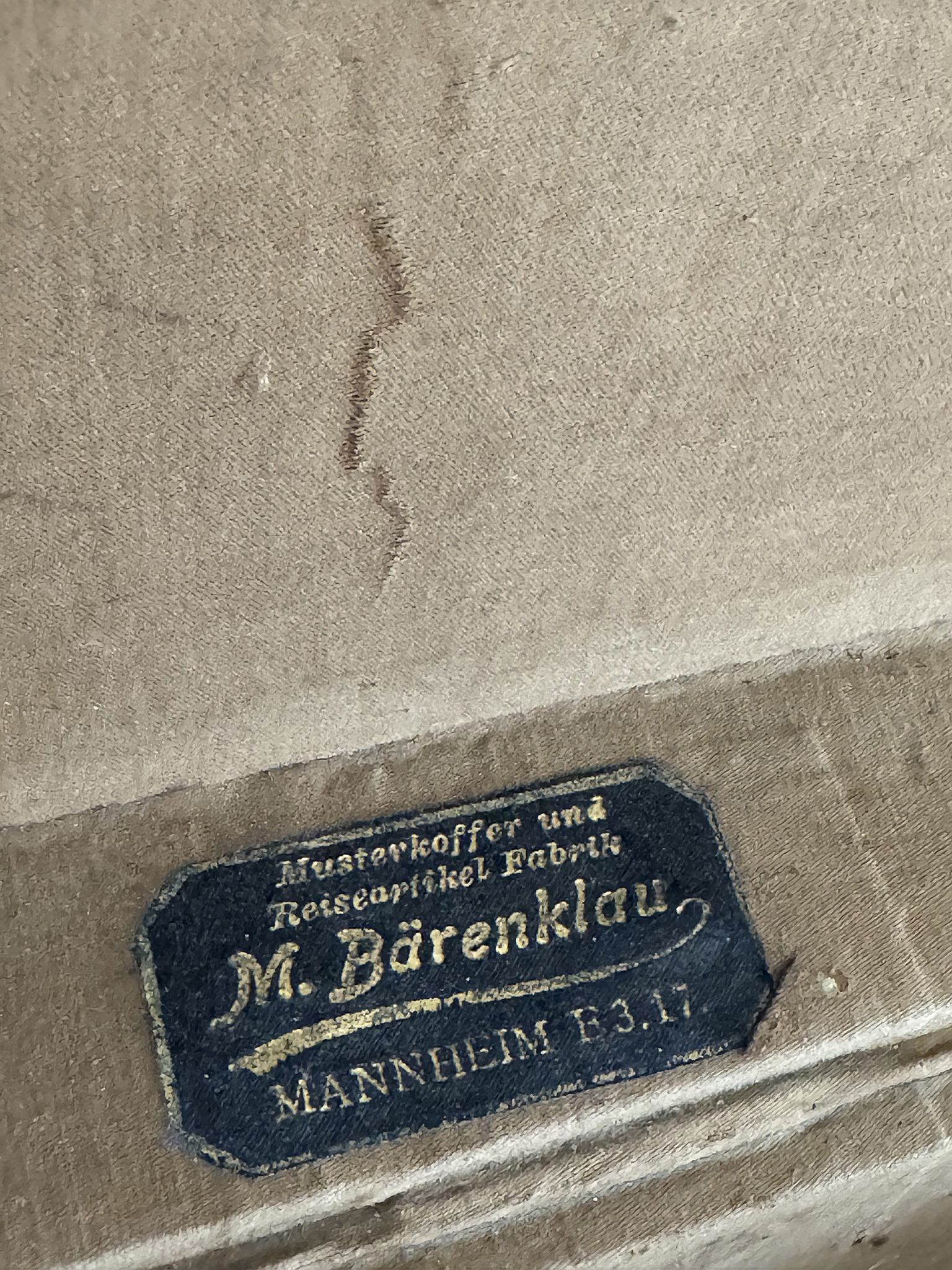 Wunderschöner antiker Truhenkoffer im mattweißen Vintage-Kleid***