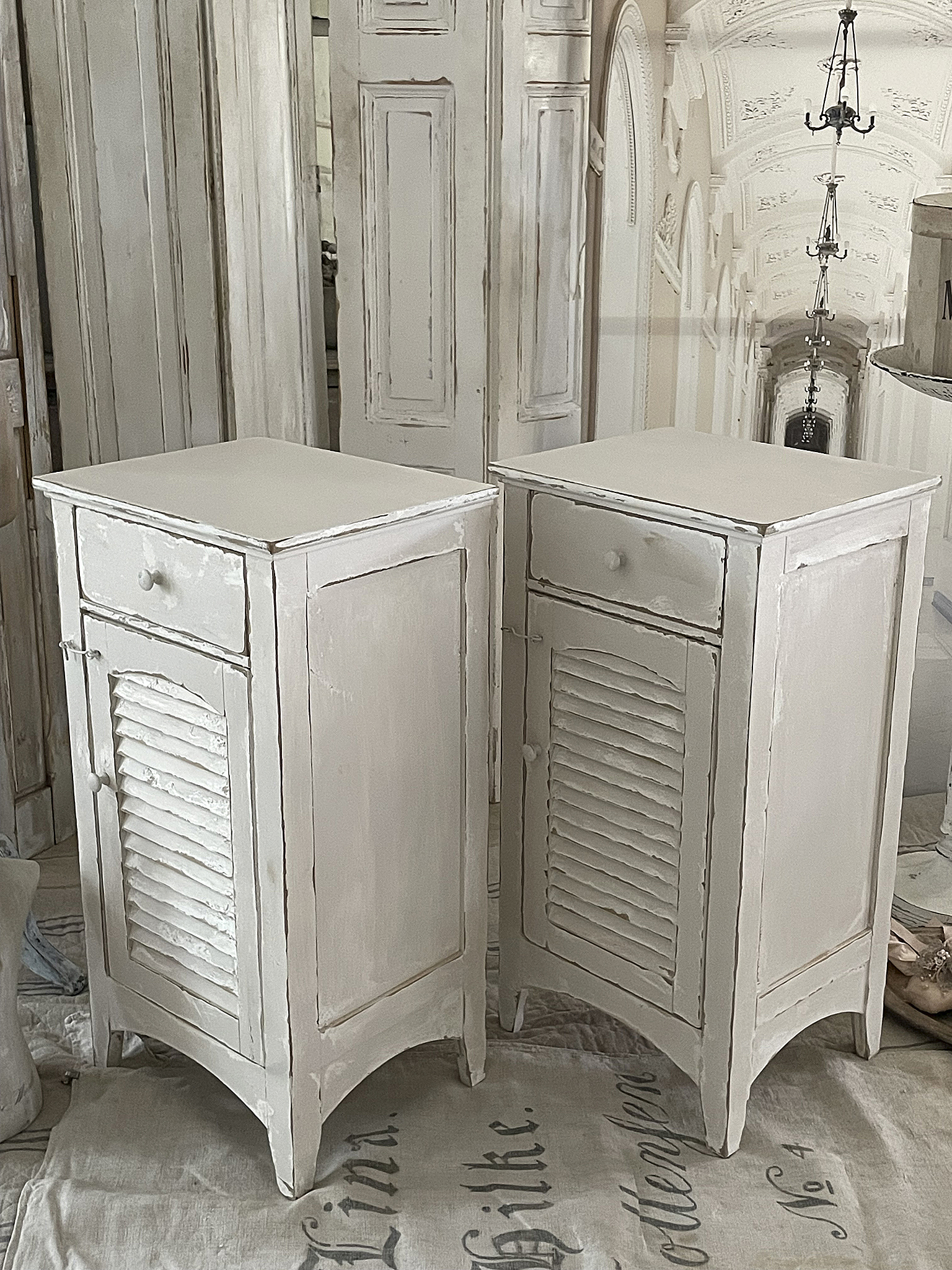 Elegante weiße Nachttische im Vintage-Stil Zwei weiße Nachttische mit Tür und Schublade im Shabby-Chic-Design