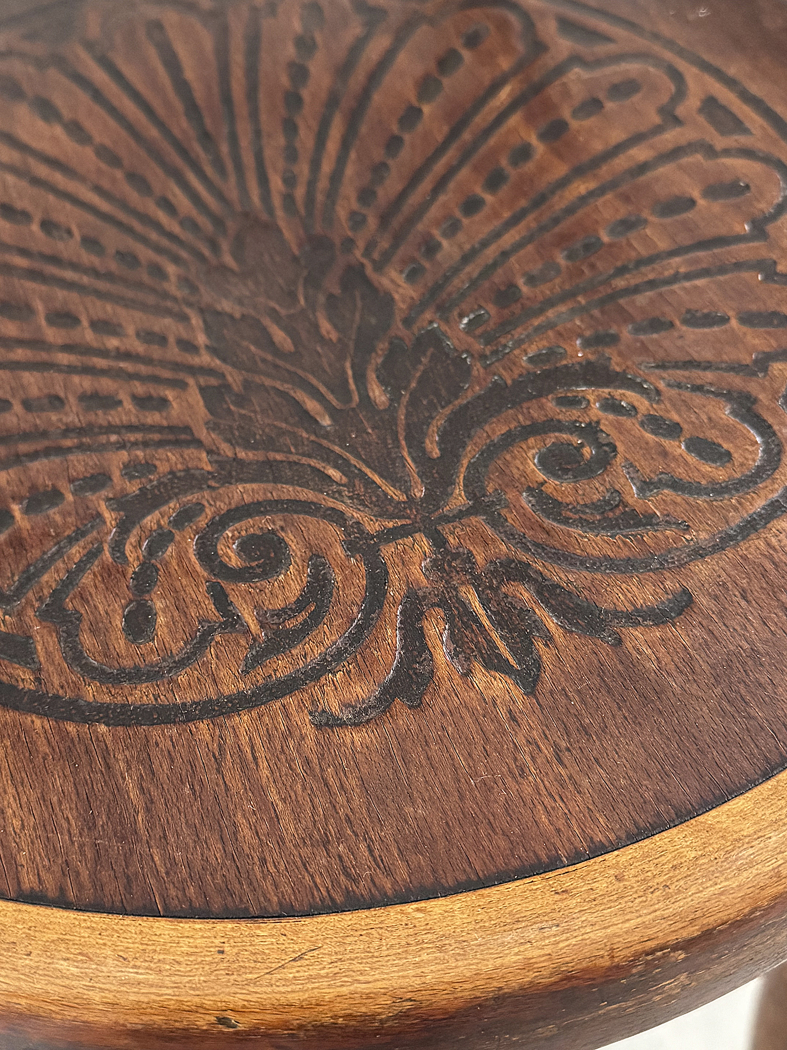 Bezaubernder alter Kohnstuhl – Originalholz, Ornamentprägung & Emblem***
