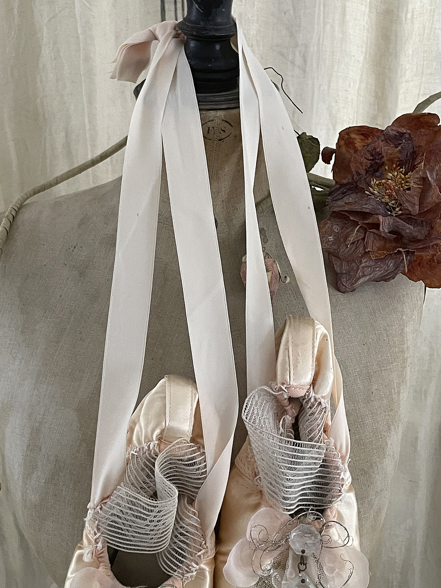 Elegantec Ballettschuhe mit Ripsband und Dekoration Schöne, dekorative Ballettschuhe mit Ripsband auf einer Schneiderpuppe