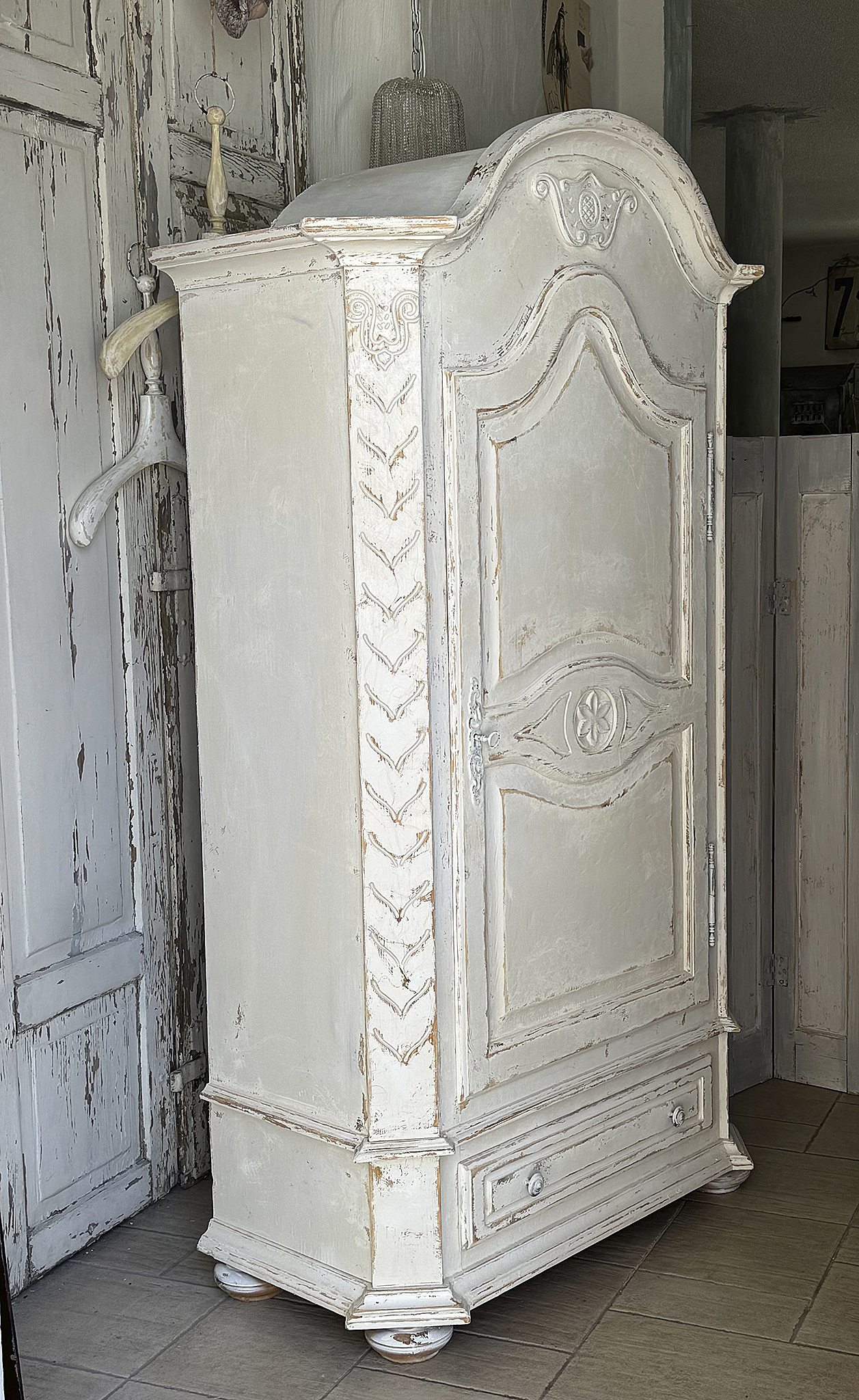 Wunderschöner alter Shabby-Chic Eintürer-Schrank mit geschwungenem Dach*** 