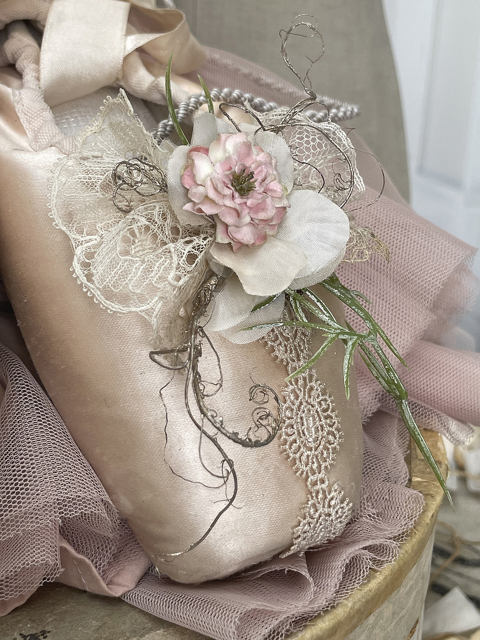 Alte Ballettschuhe Brocante mit Röschen und Spitze***