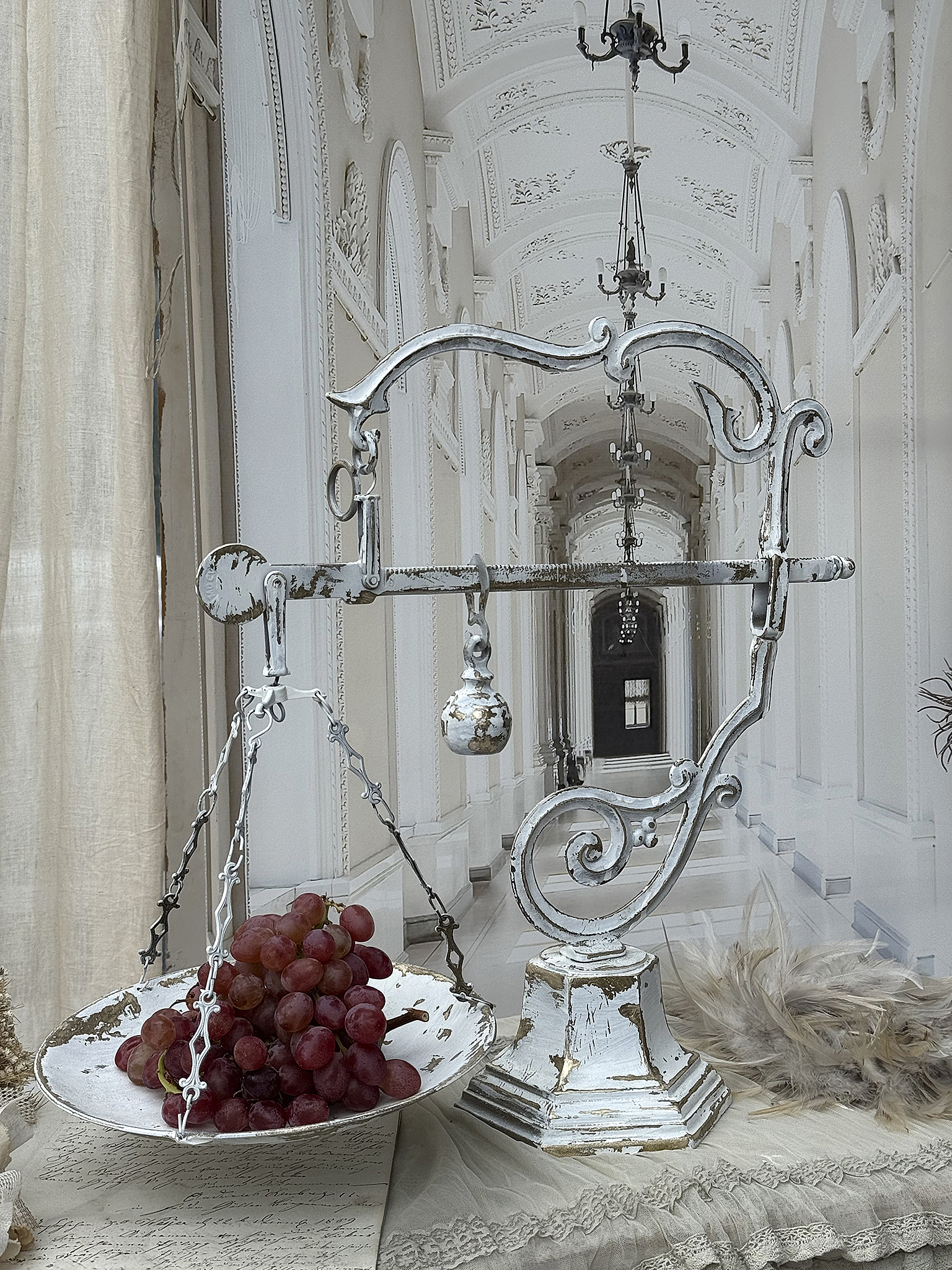  Antike große Messingbalkenwaage / Apothekerwaage – im weißen Shabby-Kleid***