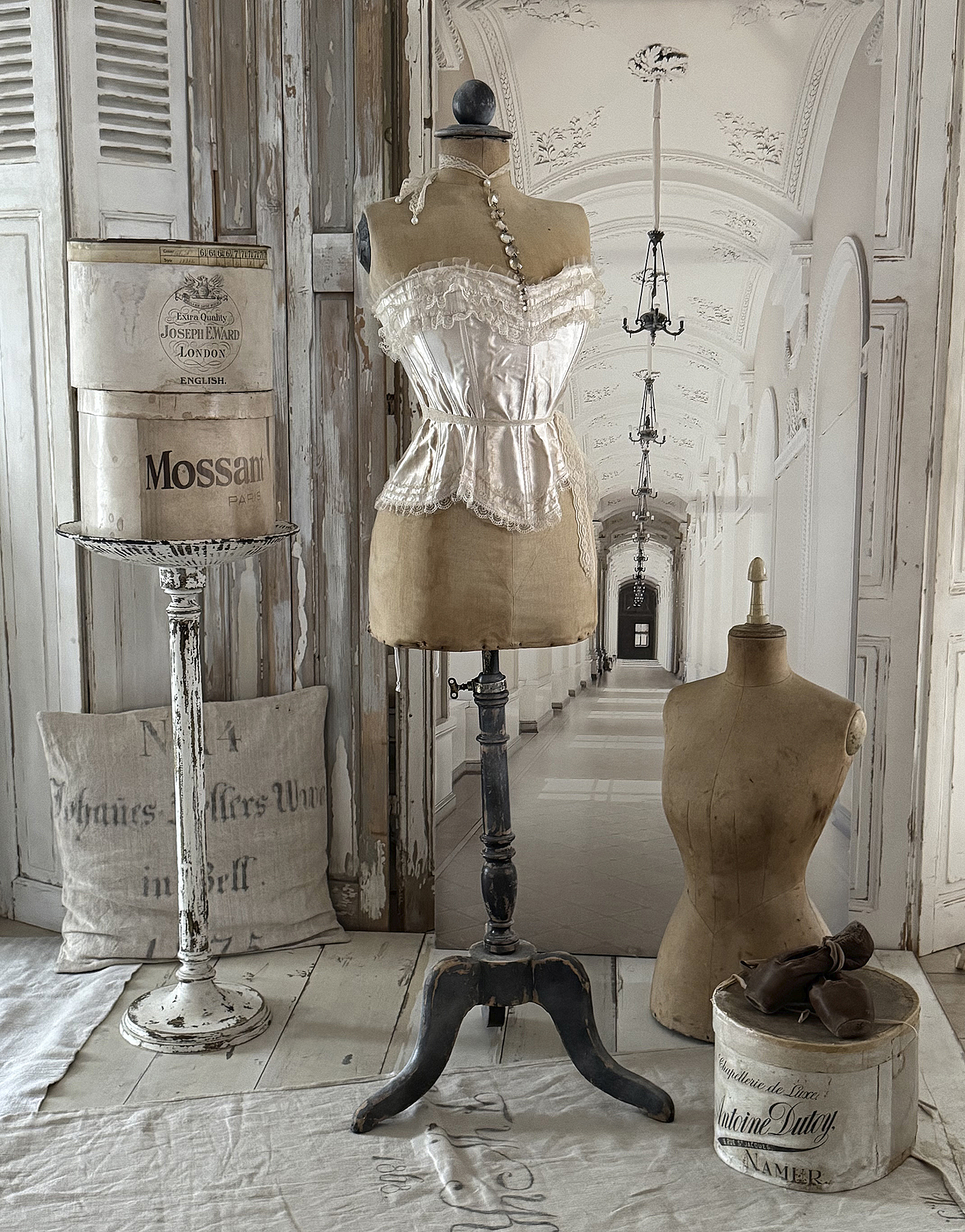 Antike Schneiderpuppe mit Accessoires Wespentaille***