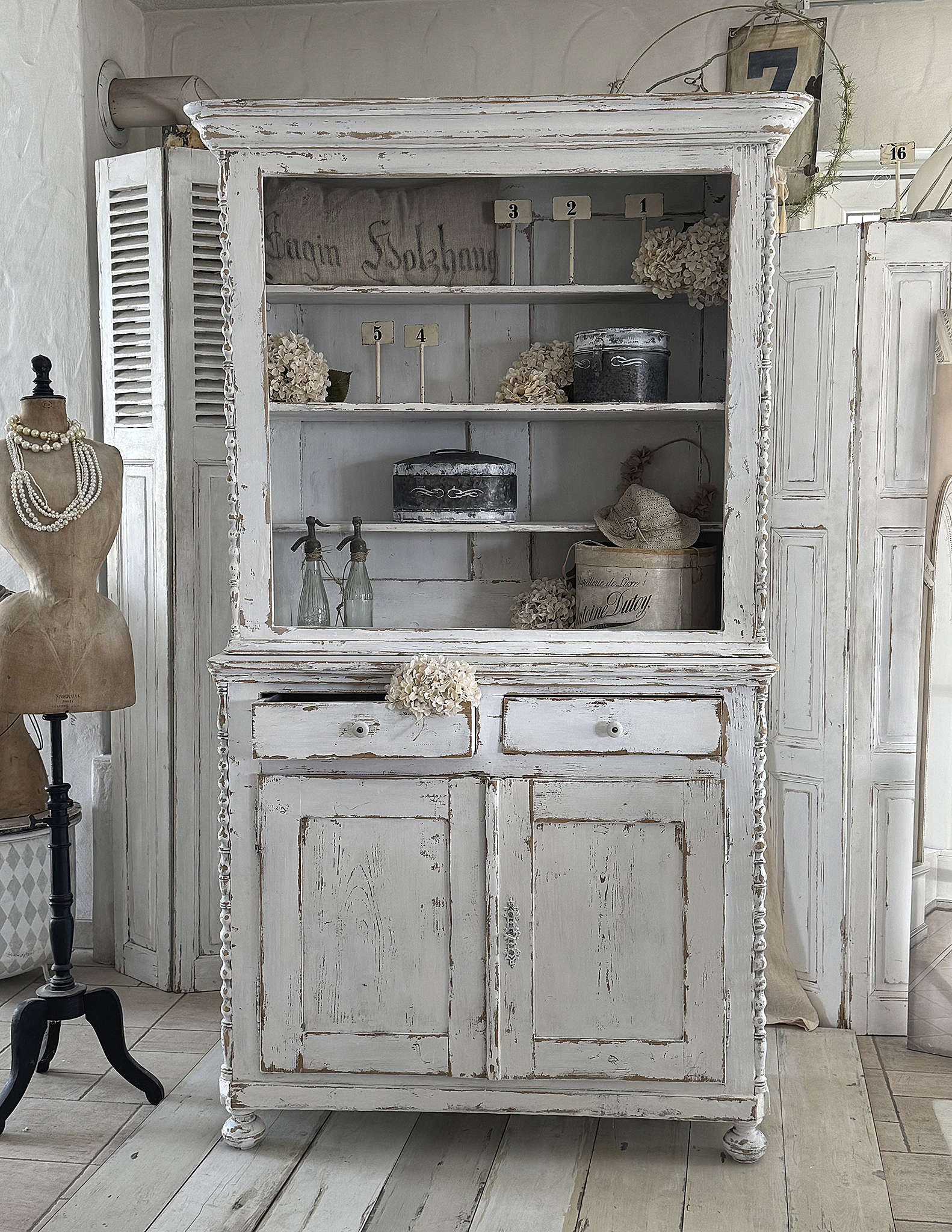 Wunderschöner Antiker Buffet-Schrank im Shabby-Chic***